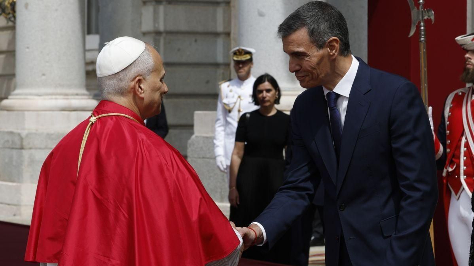 El papa León XIV saluda a Pedro Sánchez en el Palacio Real.