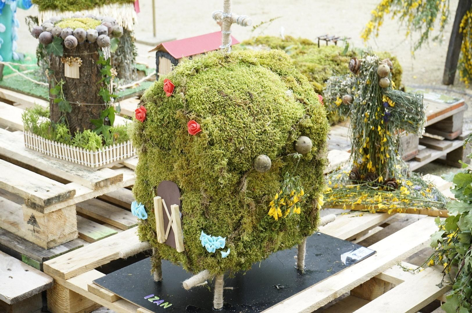 Uno de los maios con forma de casa.