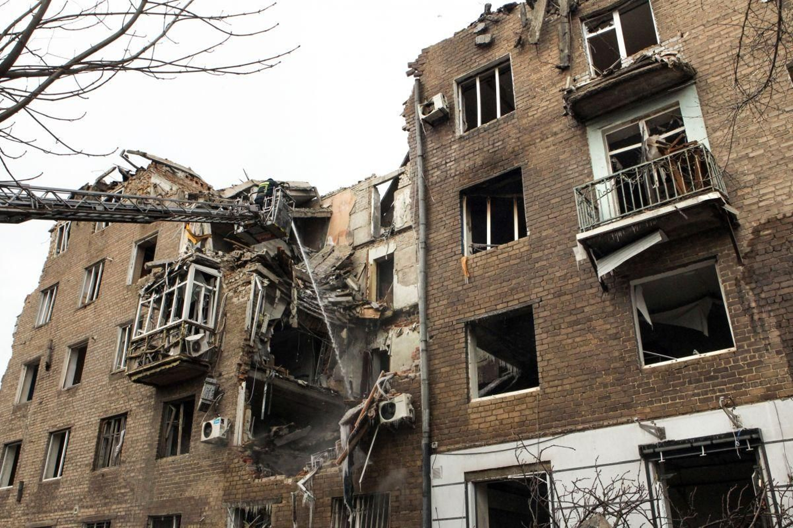 Destrozos causados por un misil ruso en una residencia de la ciudad ucraniana de Krivói Rog.