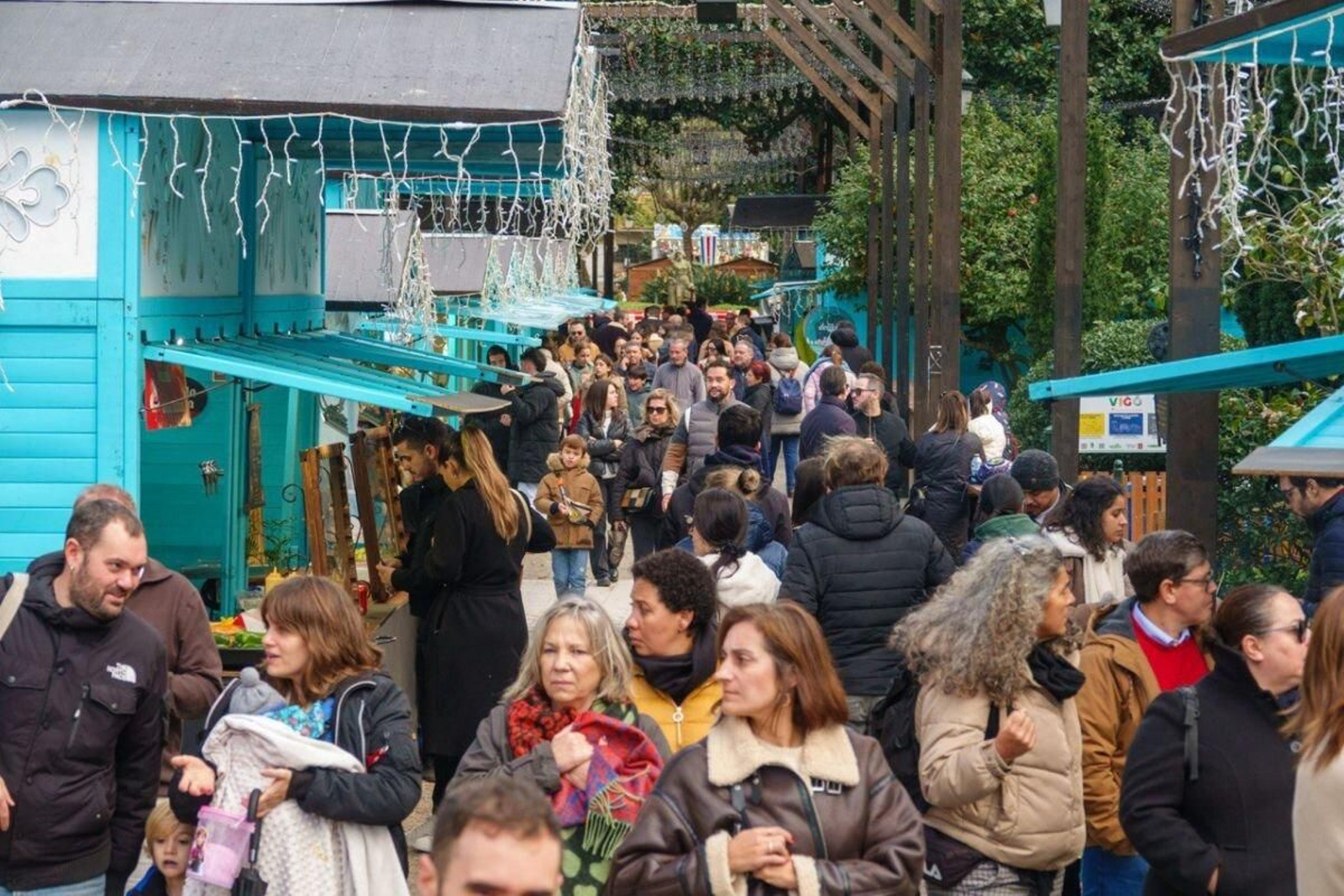 El mercado de Navidad instalado en la Alameda, muy concurrido ayer ya a mediodía.