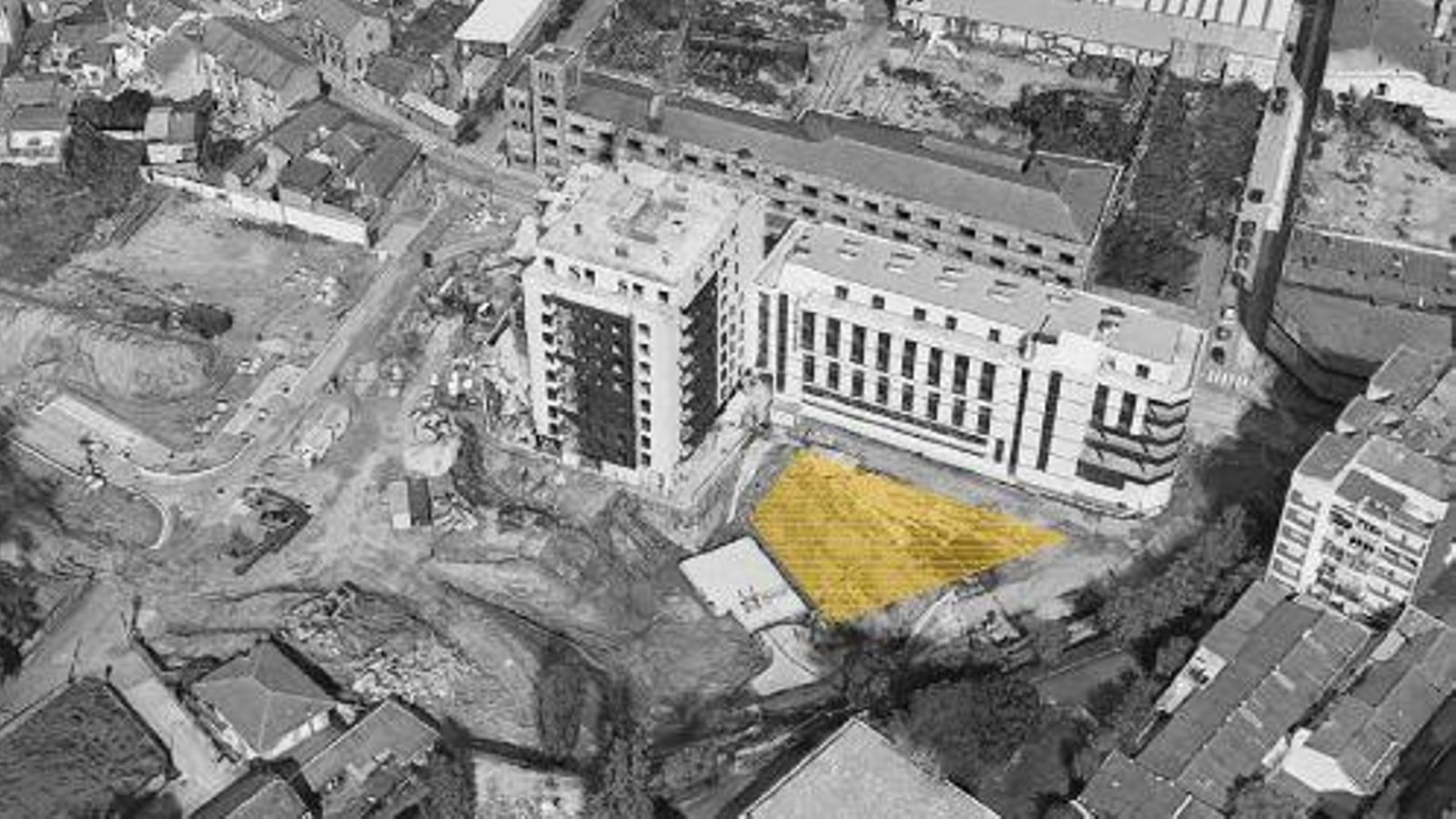 Vista de la zona y en amarillo la parcela donde se construirán las viviendas.