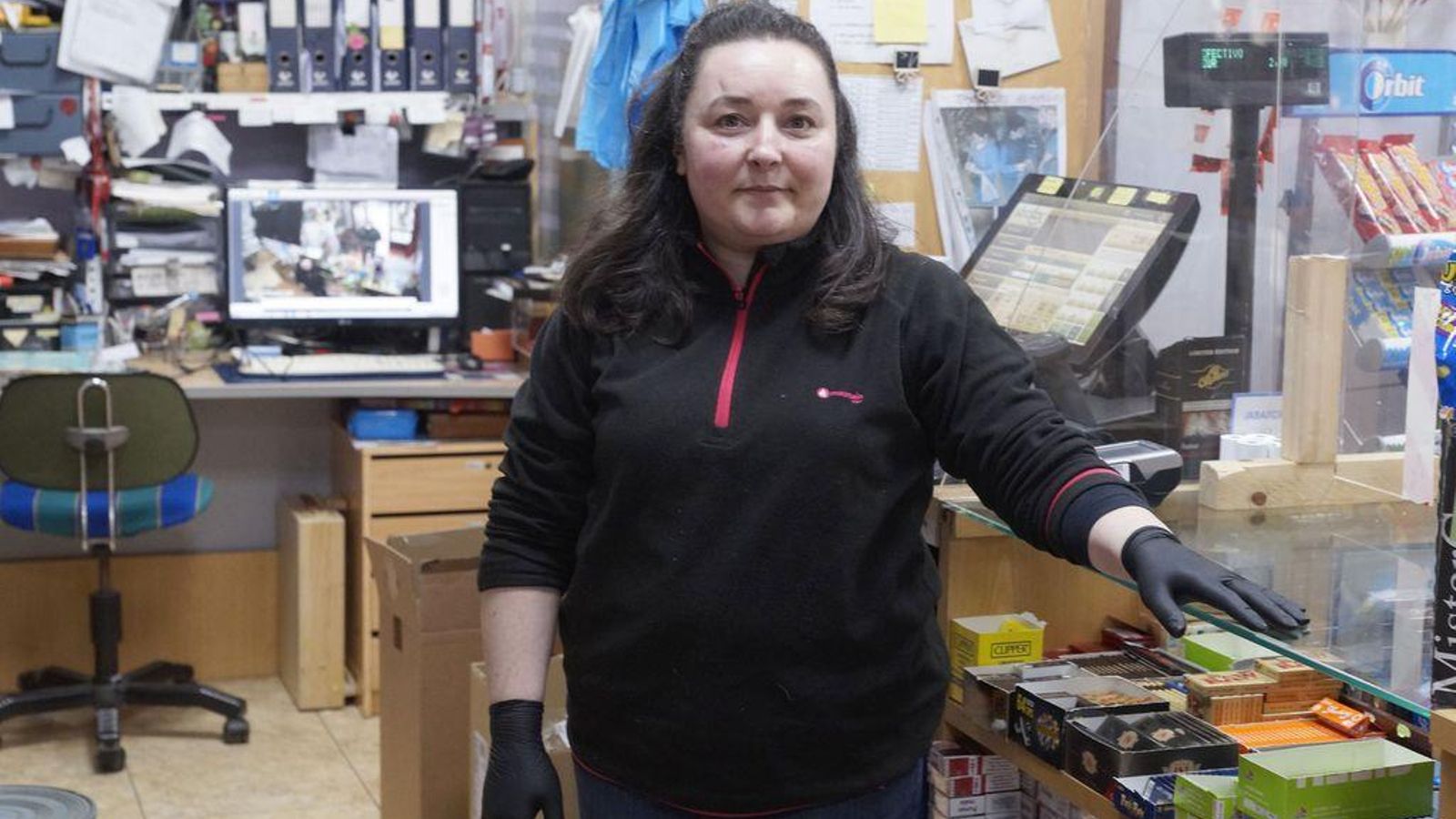 Patricia despacha en el estanco de la zona nueva de Navia.