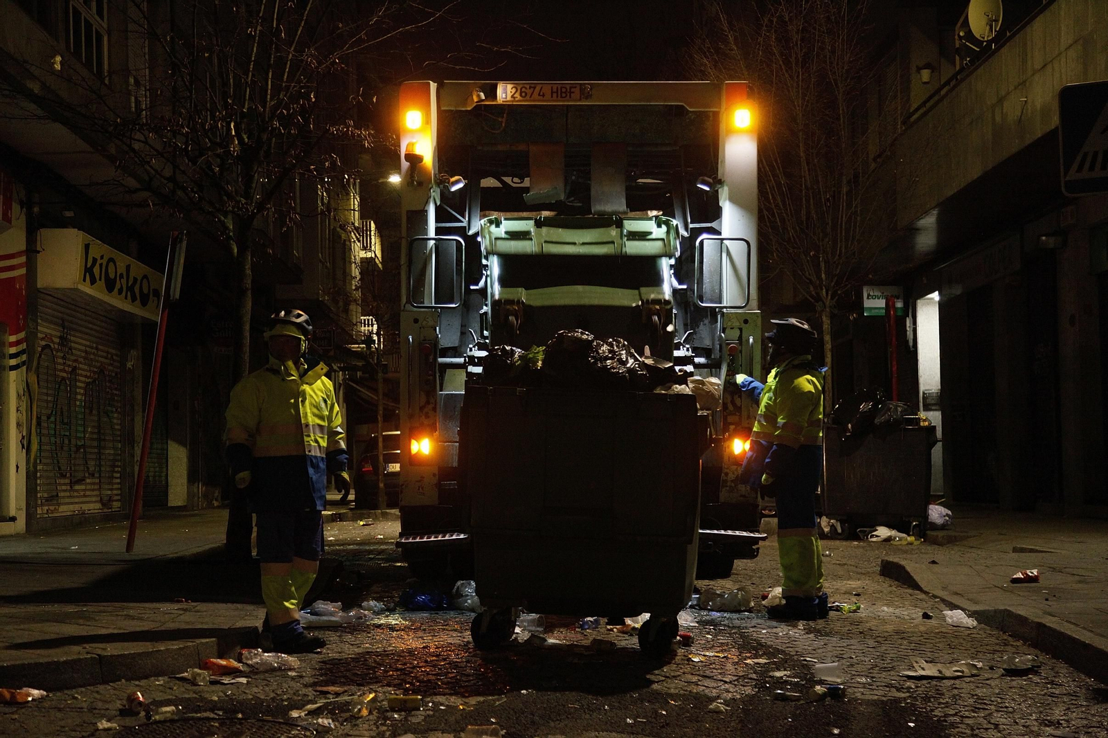 Operarios del servicio de basura vacían un contenedor.