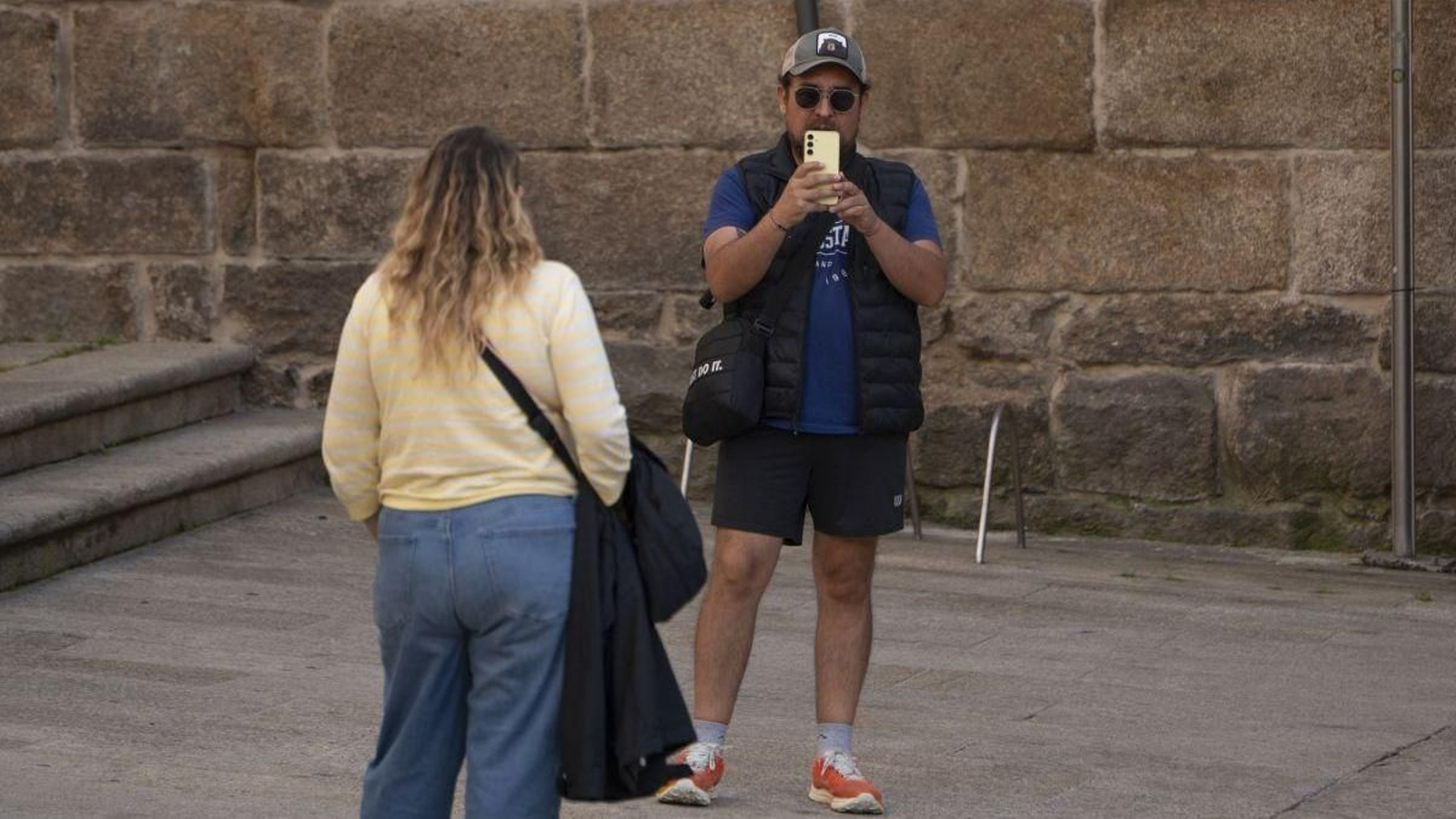 El tiempo agradable llevó ayer a muchos ourensanos y visistantes a salir a recorrer la ciudad.