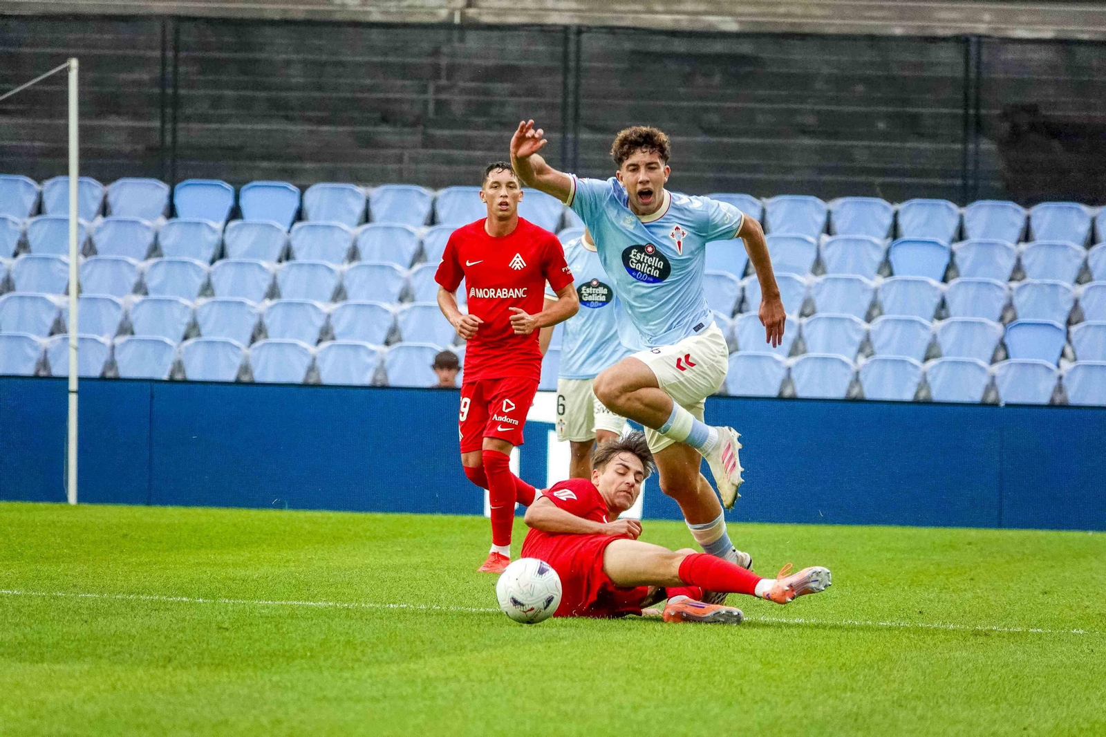 Galería | El Celta Fortuna se estrena como local en Segunda División