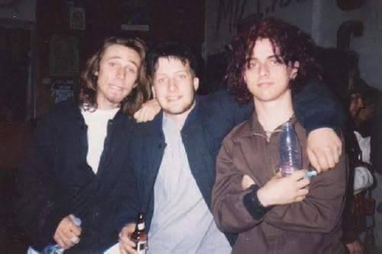 Los tres integrantes de Green Day en 1993, con el vocalista Billie Joe Armstrong de apenas 21 años a la derecha, días antes de tocar en La Iguana.