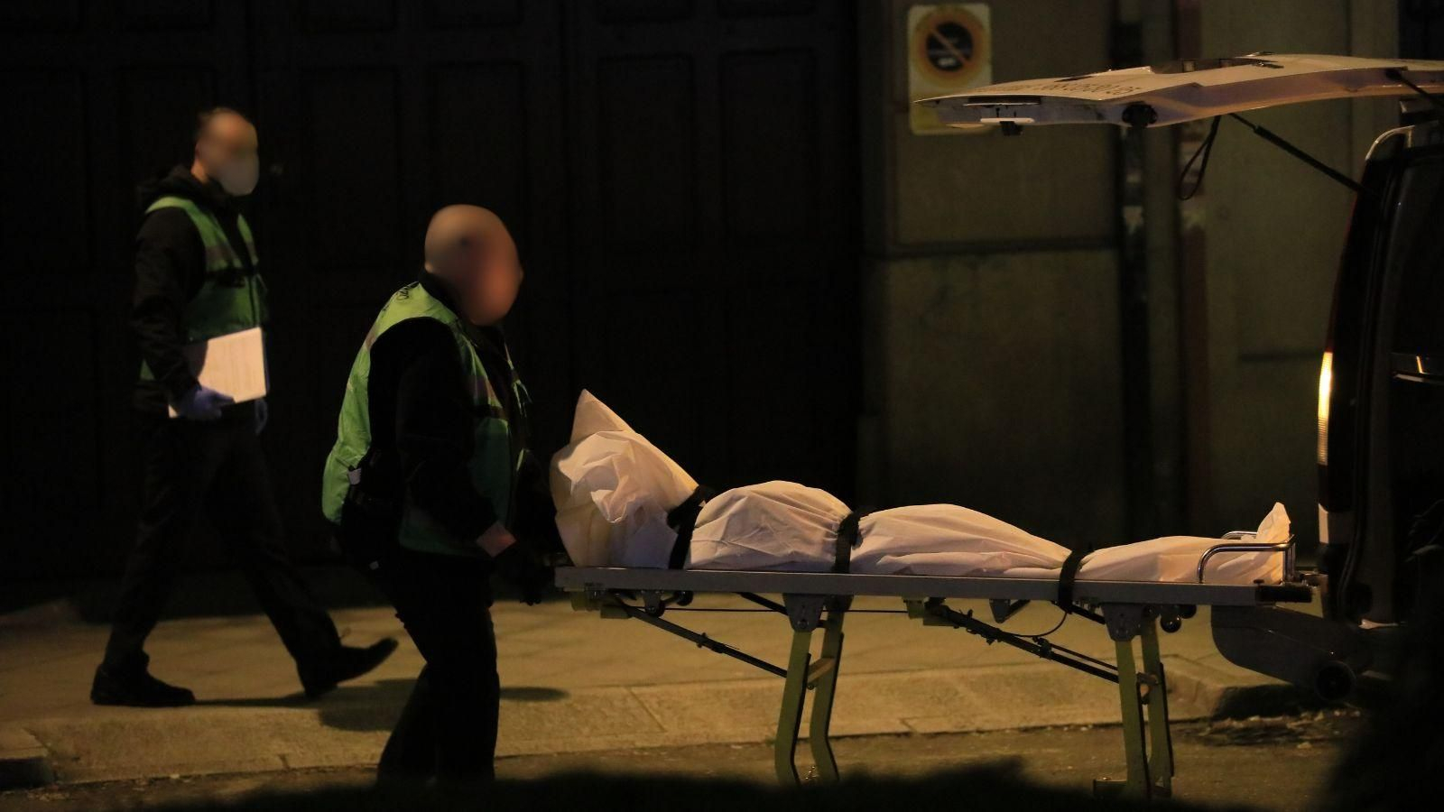 Los forenses retiran el cadáver del edificio de Sáenz Díez, en Ourense