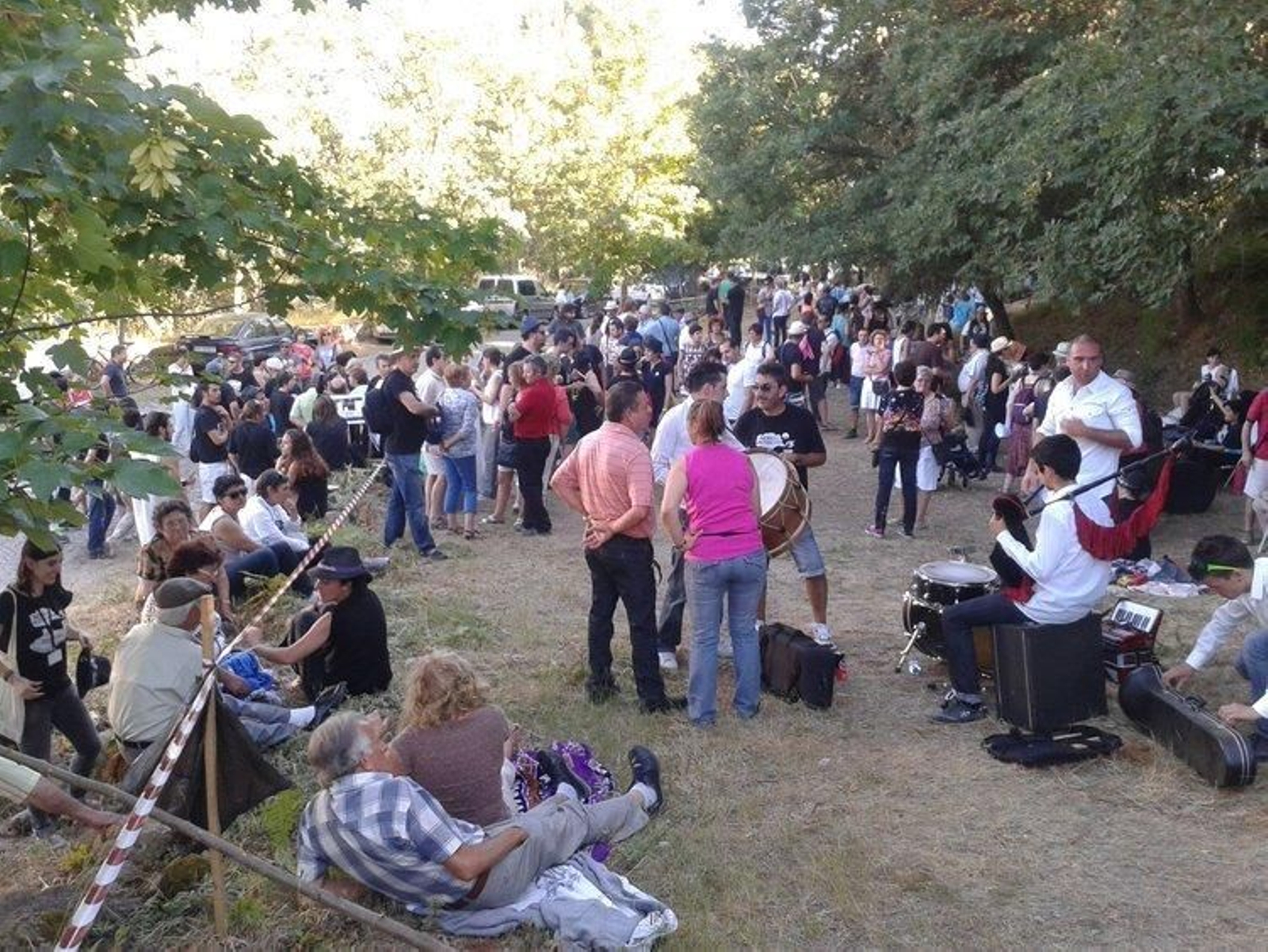 Parte de los asistentes a la romería, algunos luciendo el camisetas en contra del hotel en el castillo (MARCOS ATRIO)