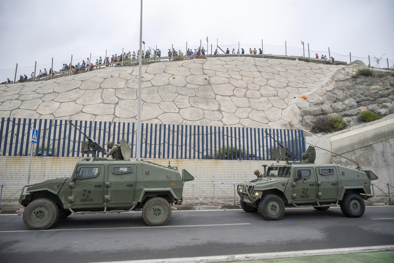 Galería | Miles de marroquíes cruzan a Ceuta en el segundo día de la crisis migratoria, en fotos