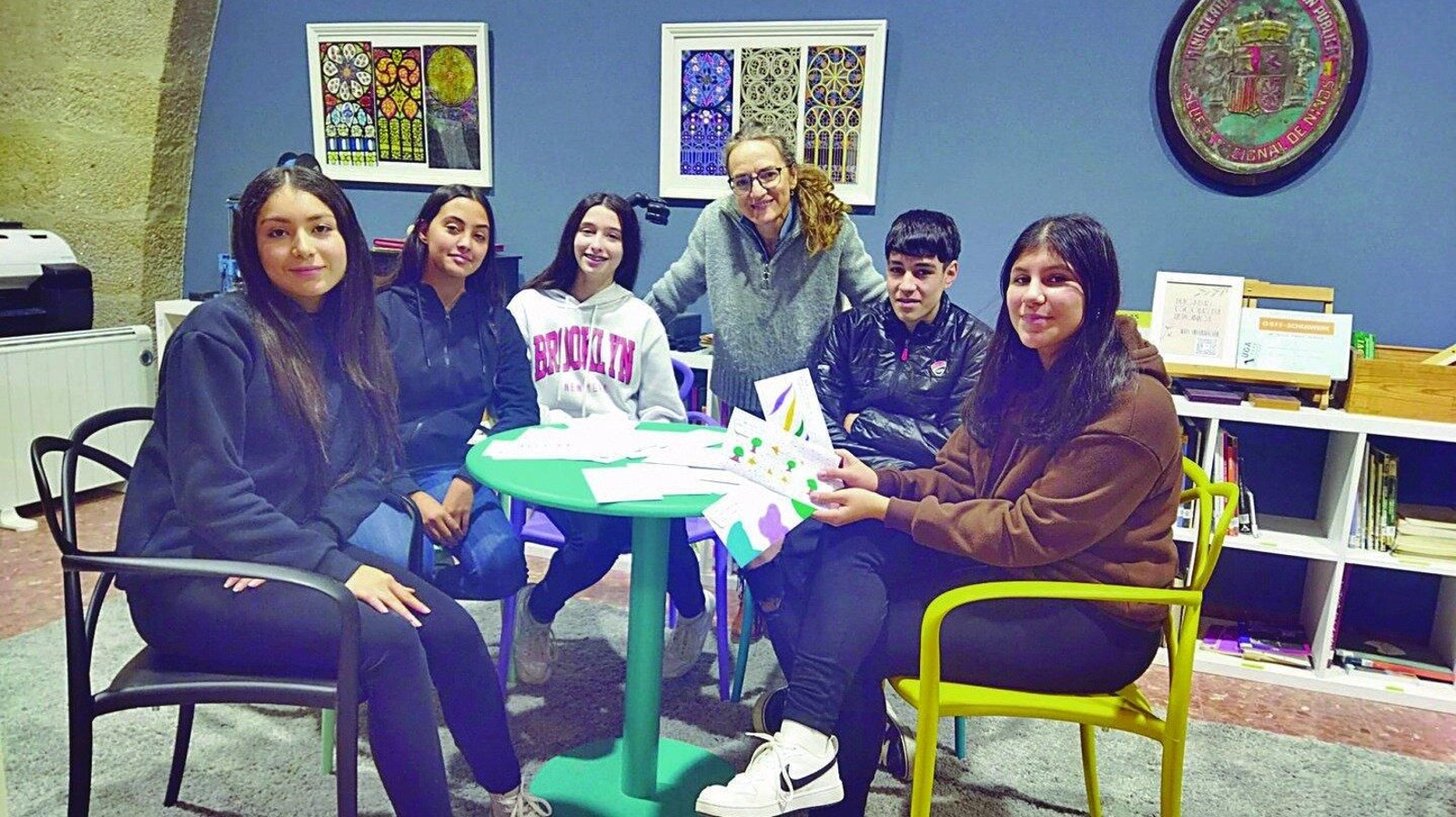 Una representación de los alumnos con la docente Yolanda Orjales.