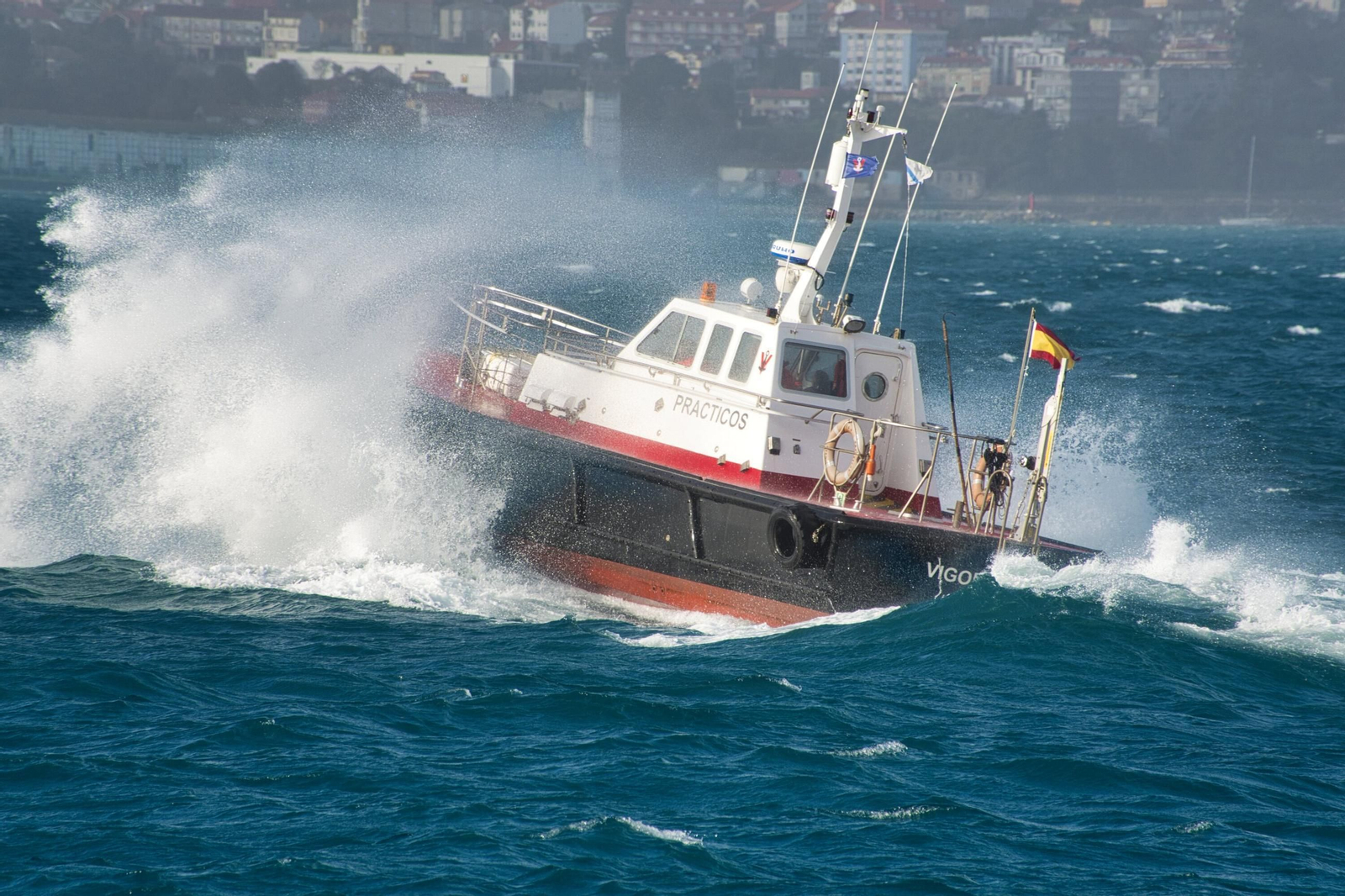 Galería | Calles inundadas y fuerte oleaje en la ría de Vigo por el temporal
