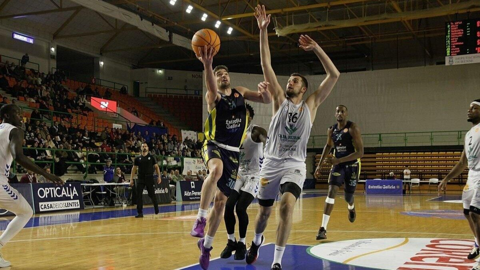 Rafa Lisboa trata de anotar ante la defensa de Nikic.