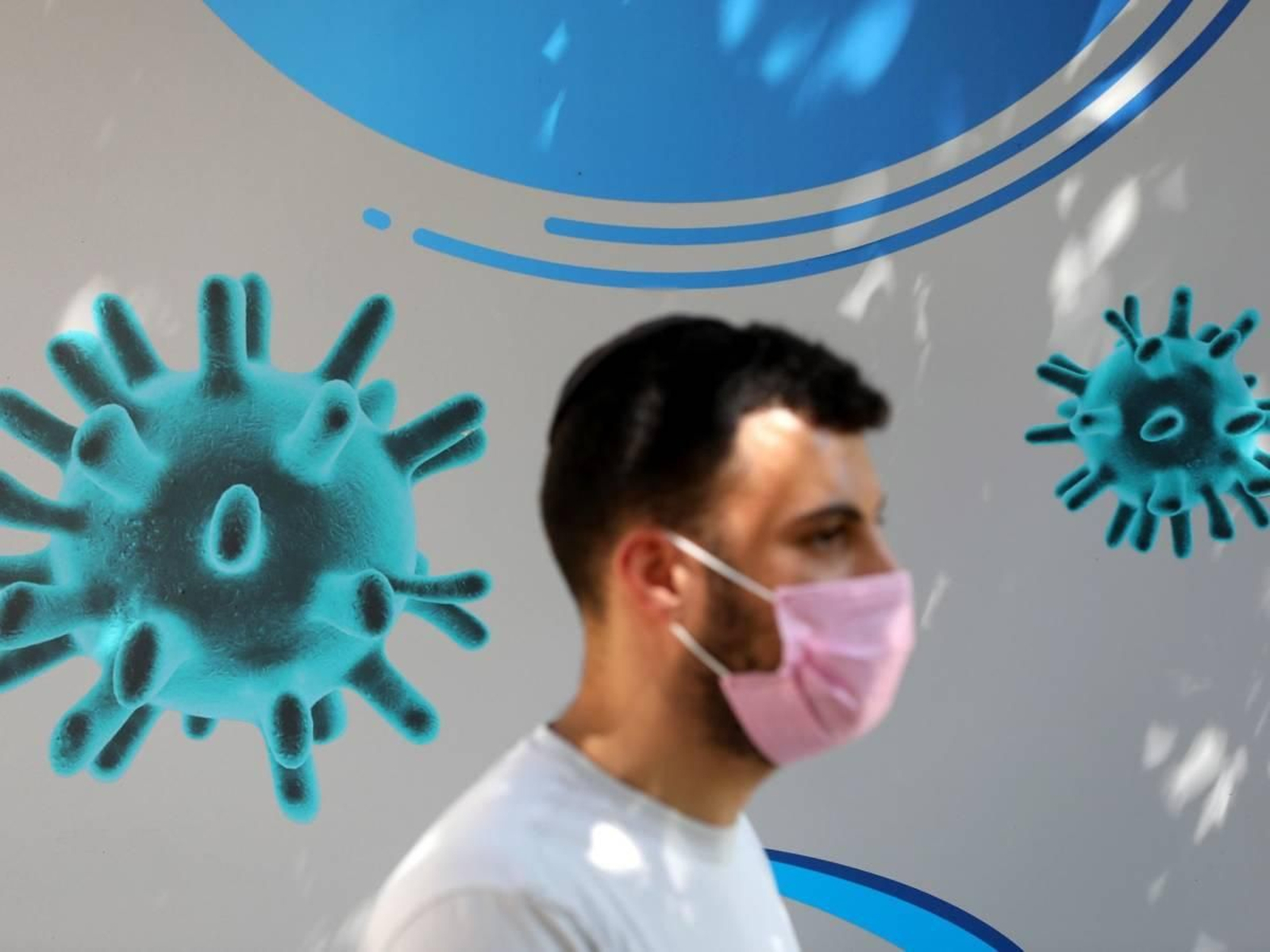 Los bulos de la pandemia que atormentaron la mente de los españoles.// EFE