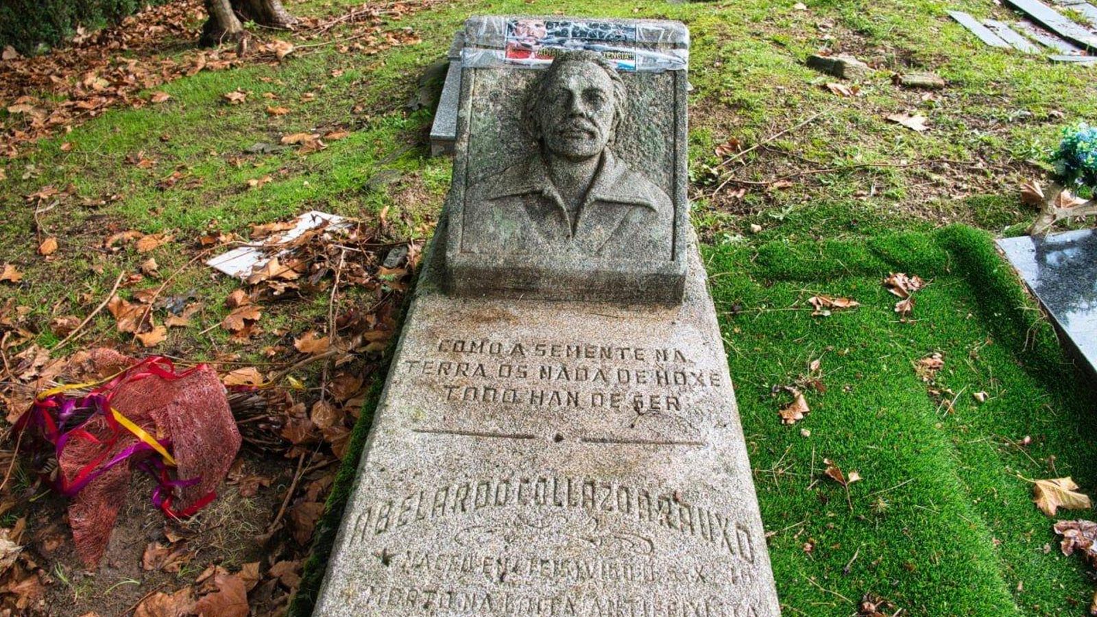 A placa en galego da tumba de Abelardo Collazo Araúxo no cemiterio de Teis.