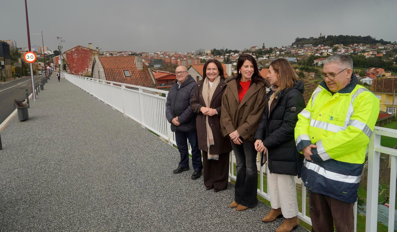 La conselleira Allegue, ayer en la avenida de Galicia, ya reformada en su totalidad