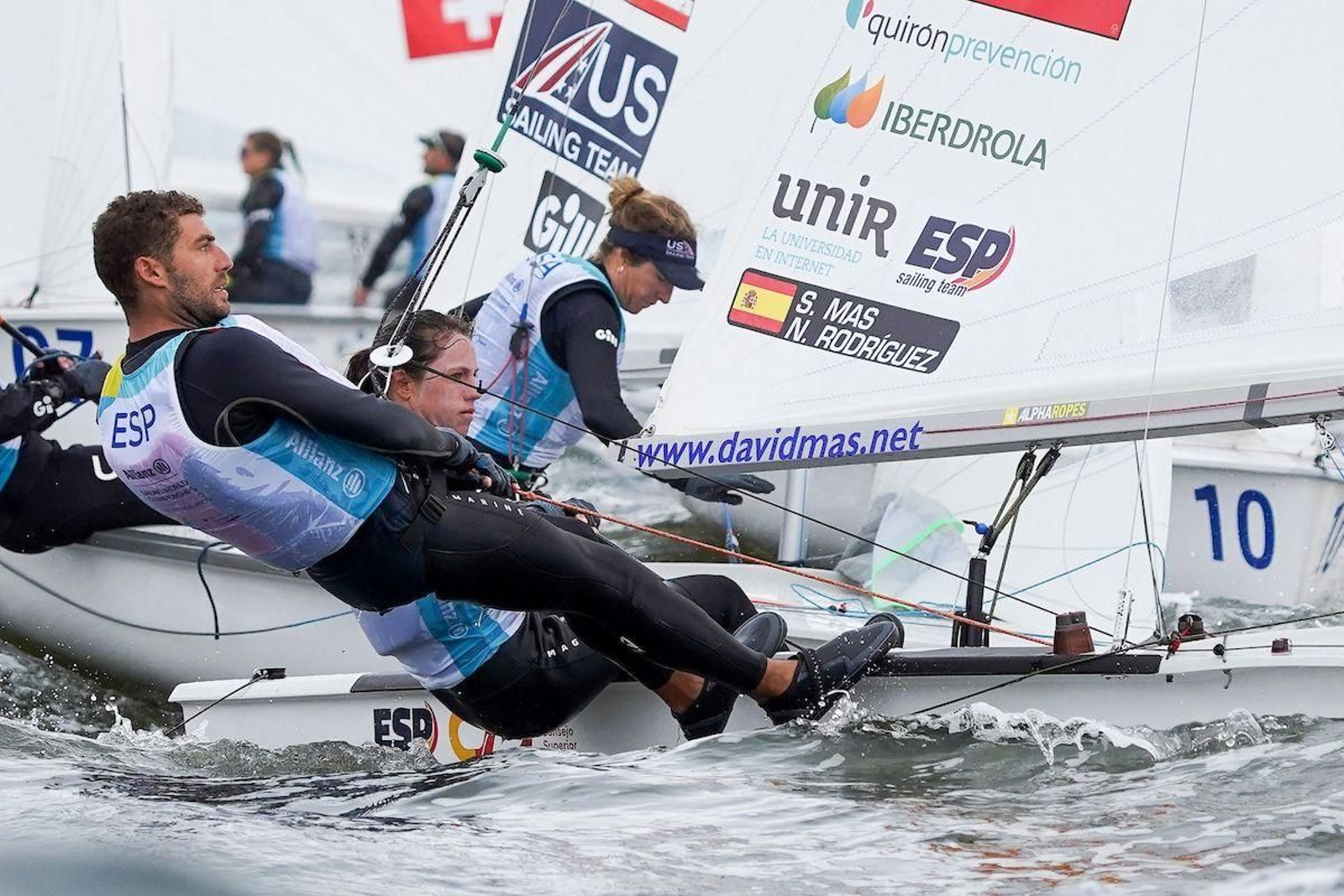 Nico Rodríguez intenta dar velocidad a la embarcación en aguas de La Haya.