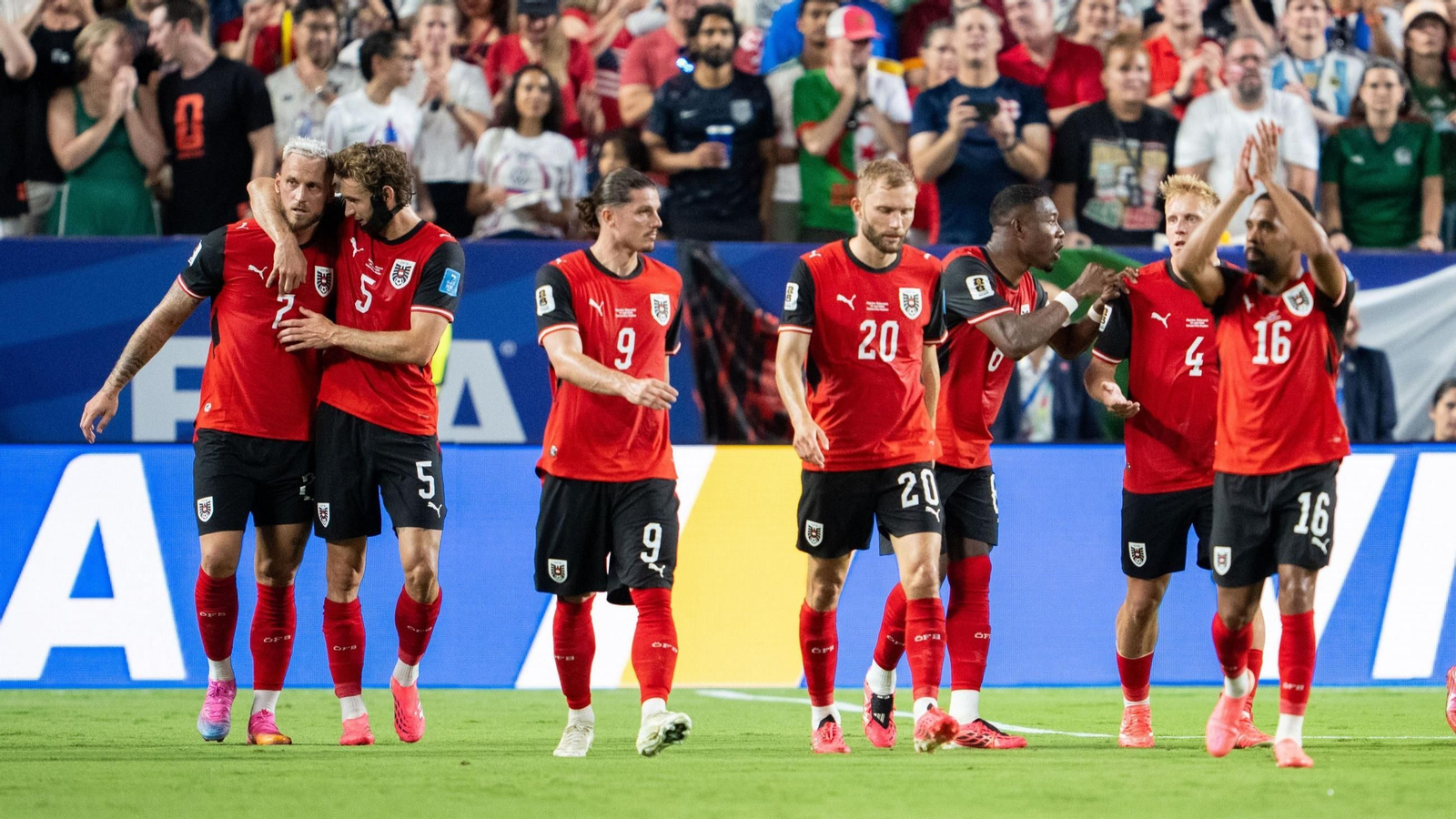La selección austríaca, que no jugaba un Mundial desde Francia 98, pasó a dieciseisavos como segunda del grupo J, que lidera Argentina.