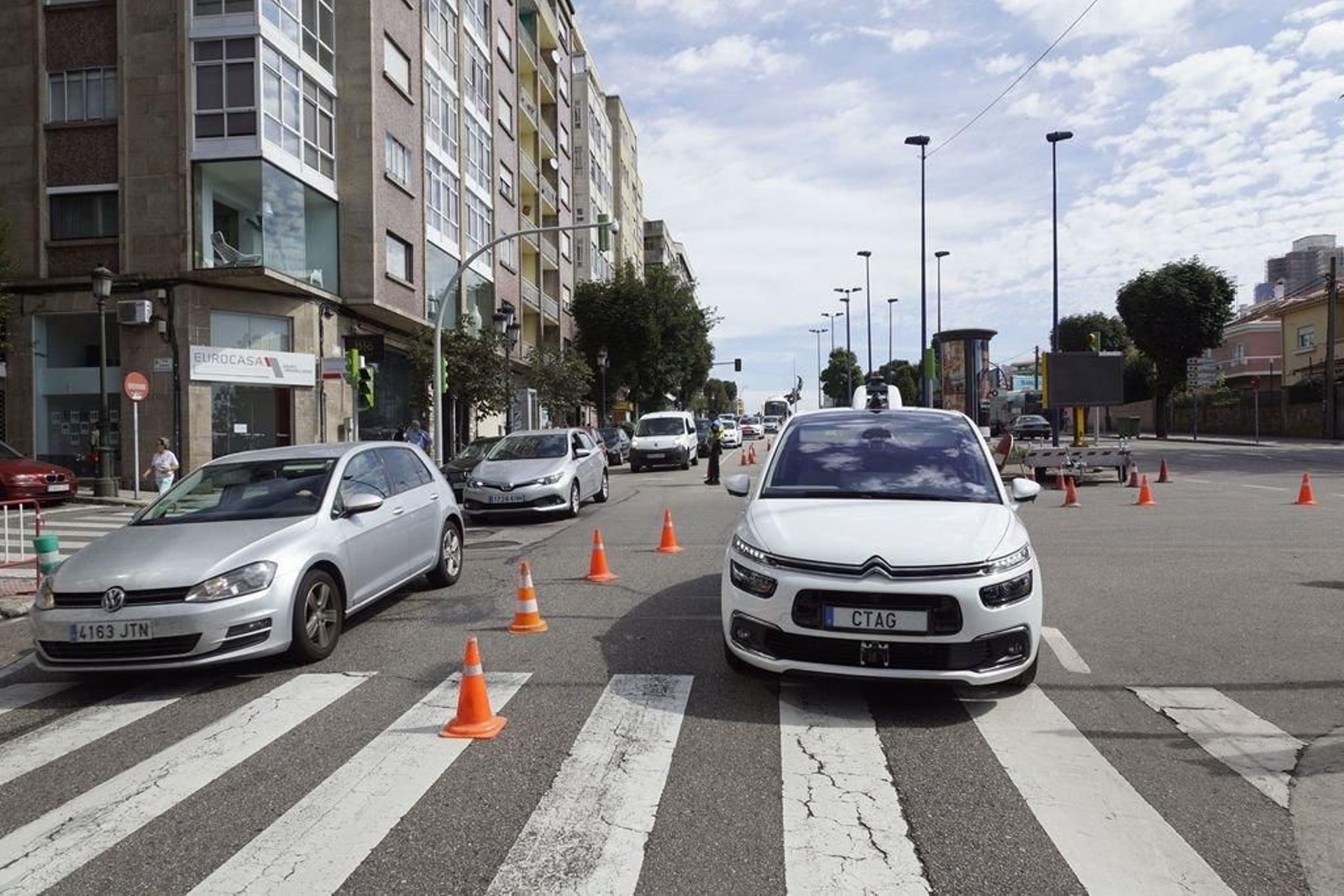 El coche autónomo de PSA y CTAG, sin conductor, haciendo pruebas durante este pasado verano por la Gran Vía viguesa.