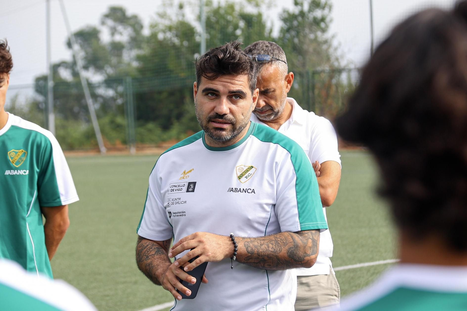El entrenador del Coruxo, Javi Pereira, durante la pretemporada.