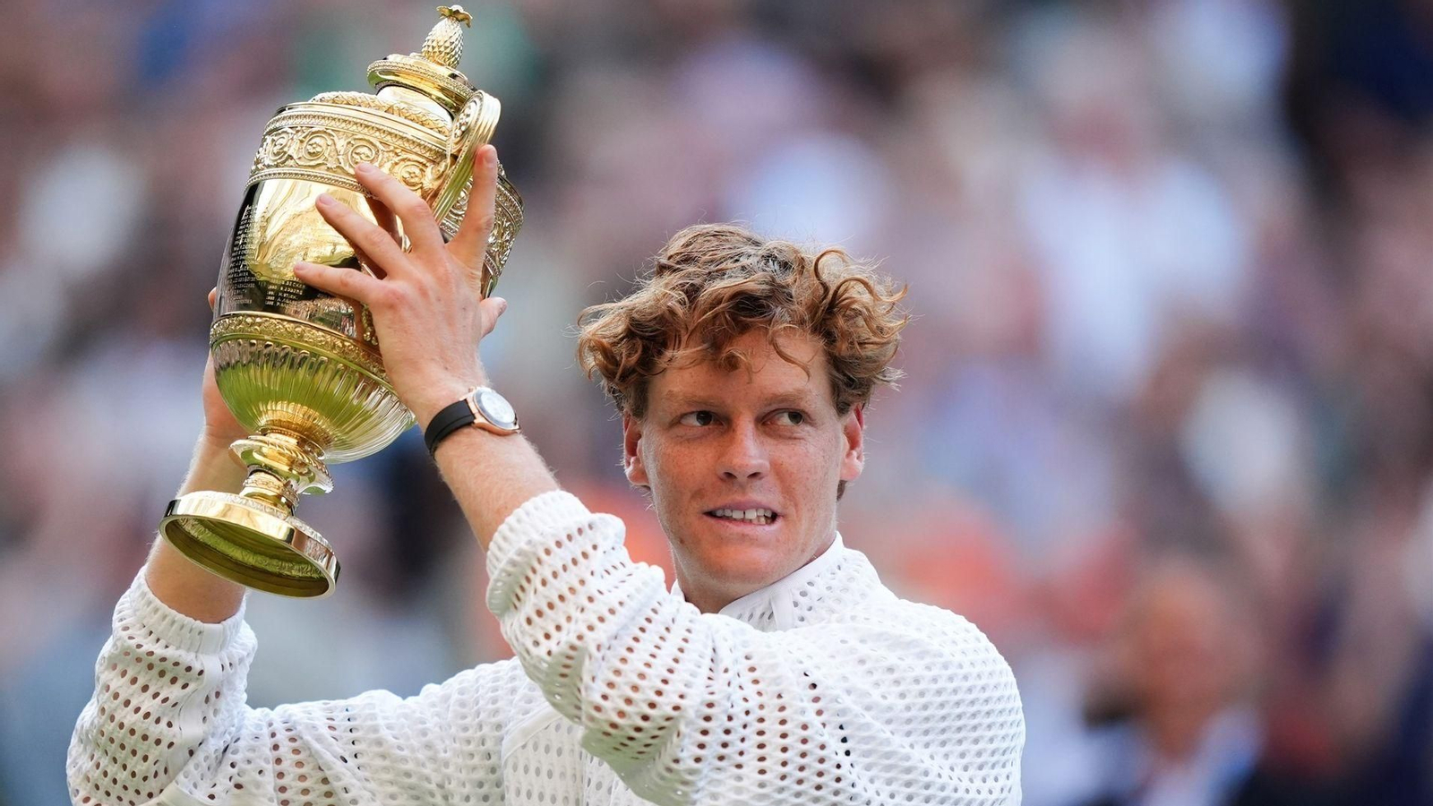 Jannik Sinner con el trofeo de Wimbledon.