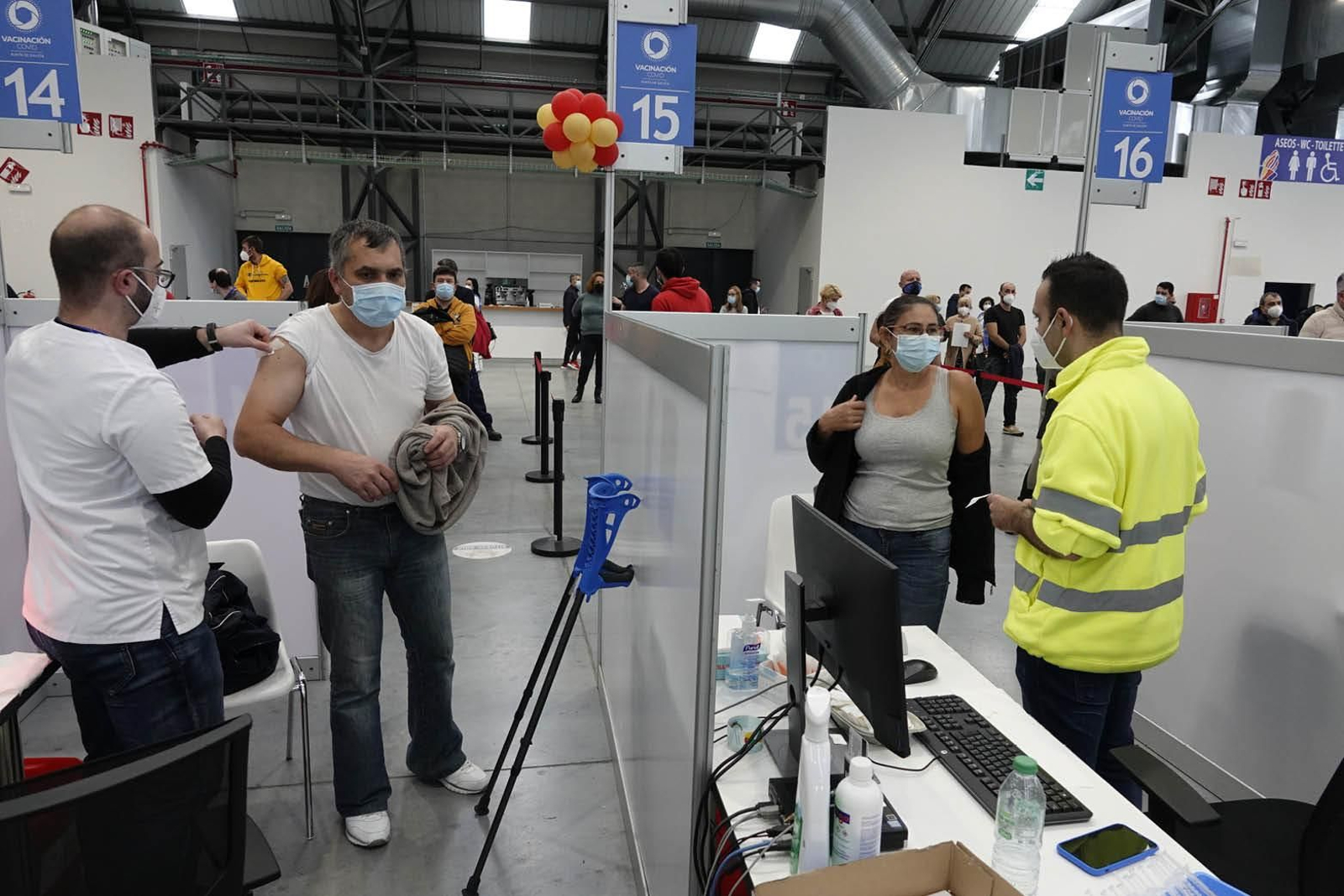 El recinto ferial vigués vacunará hasta el viernes incluido.