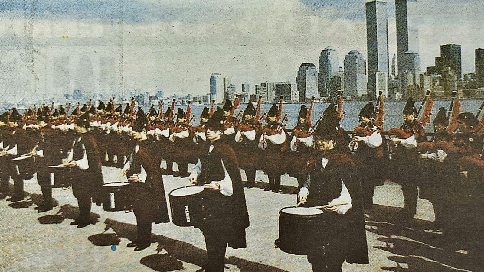 La Real Banda de Gaitas con las Torres Gemelas al fondo.