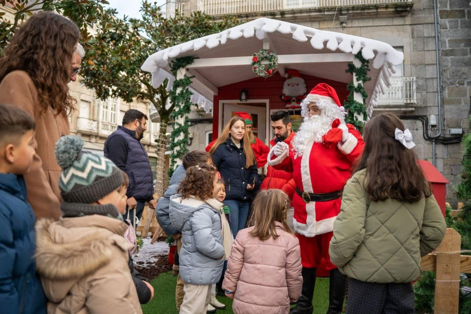 Papá Noel na praza Maior da vila.