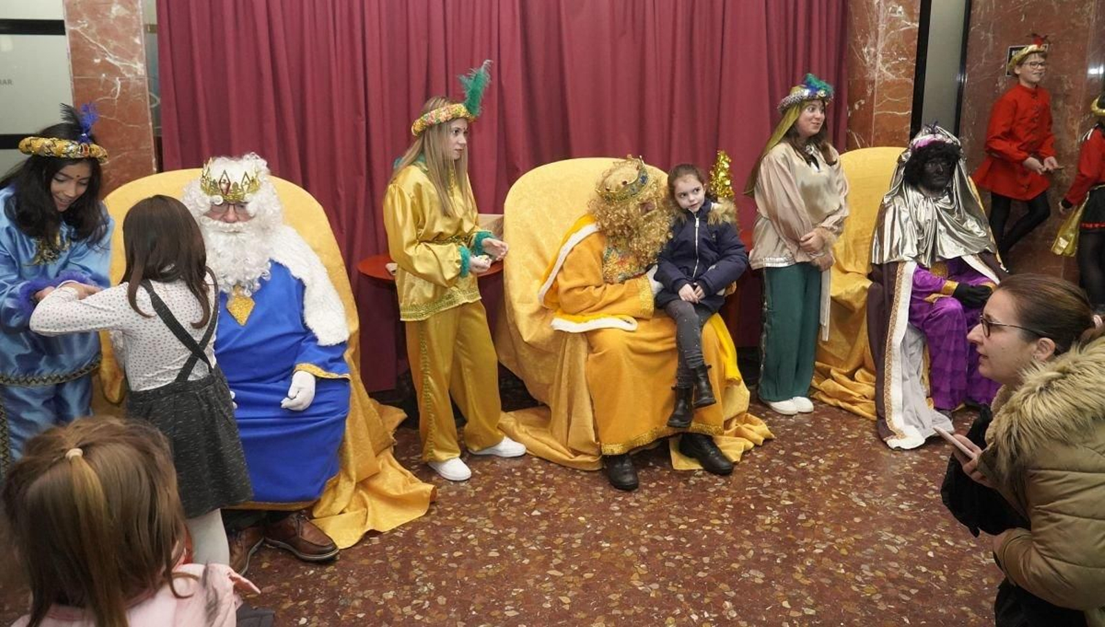 Beade fue una de las primeras paradas de los Reyes Magos, que fueron recibidos a toque de corneta.