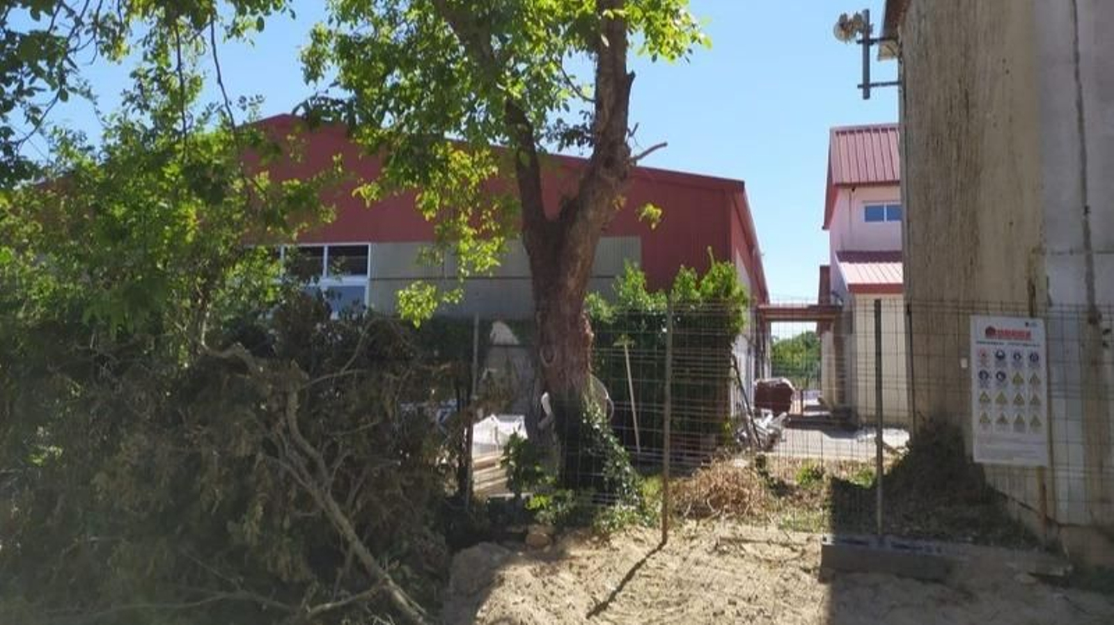 Acceso al patio norte del centro educativo celanovés, donde ya están trabajando los operarios.