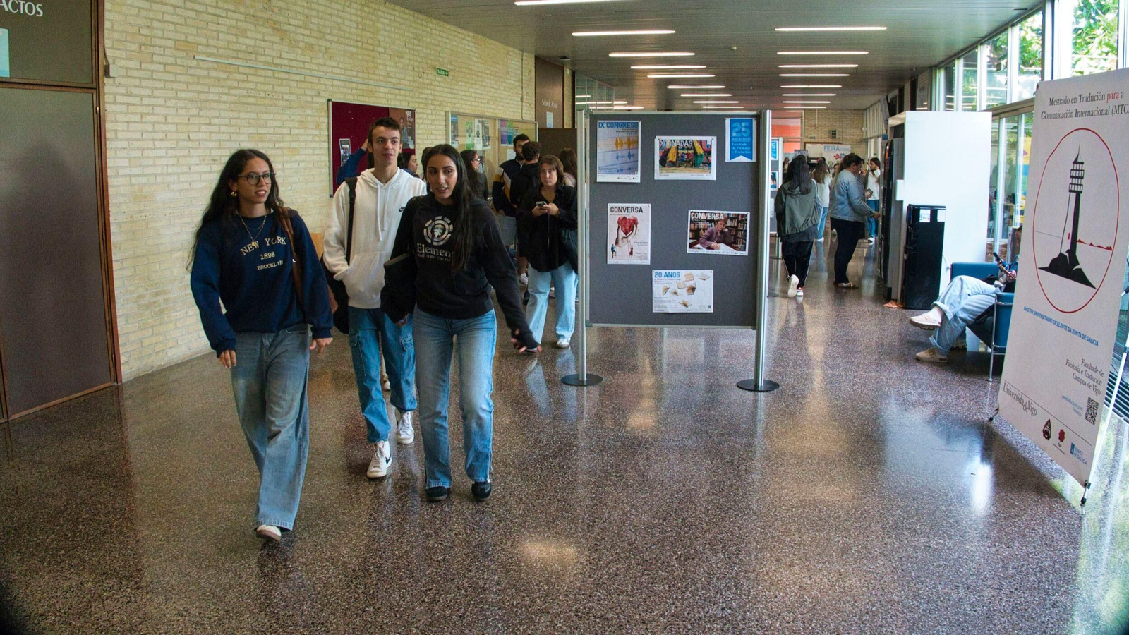 Estudiantes de la UVigo en los pasillos de la Facultad de Filología y Traducción.