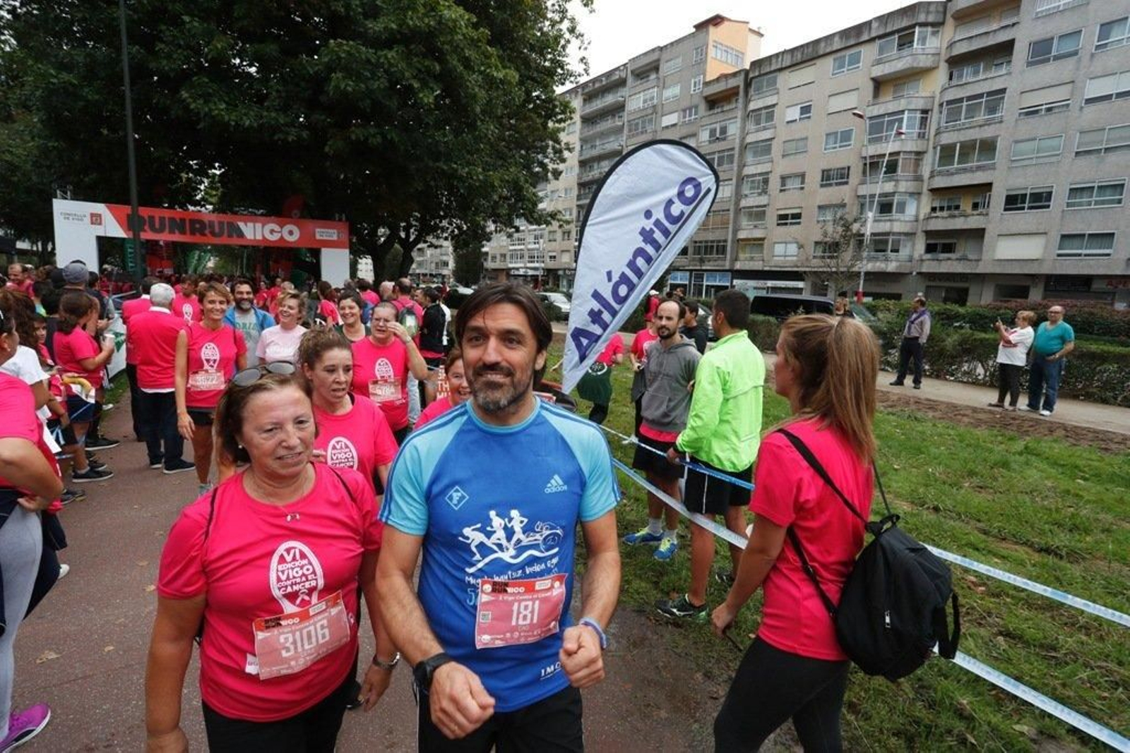 El color rosa abarrotó la Avenida de Castelao - JV Landín 120