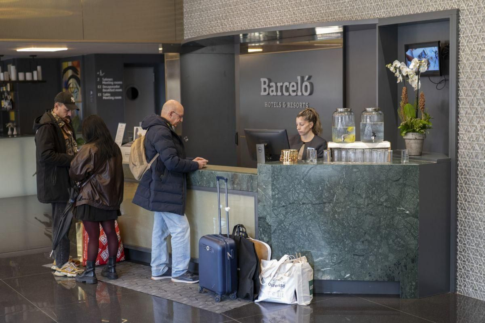Un grupo de turistas,  en el hotel Barceló.