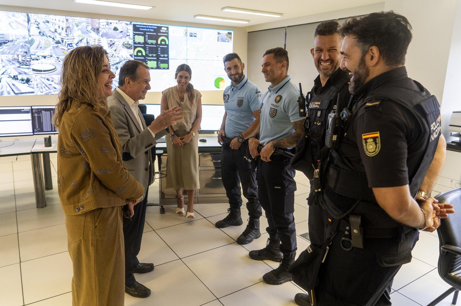 Alexandre y Marco, de azul claro, con el alcalde y la concejala Patricia Rodríguez en el centro de control de tráfico.