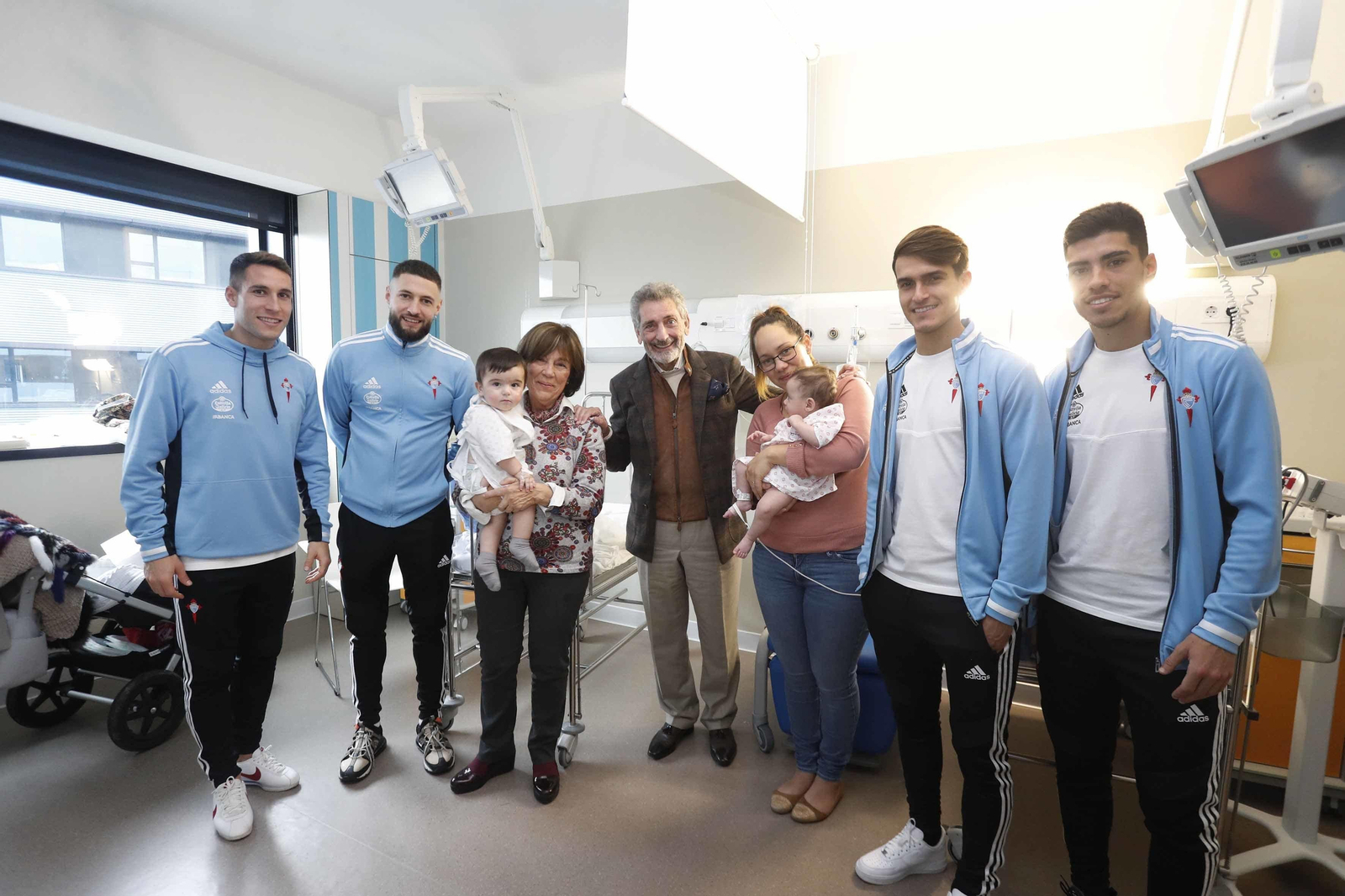 La plantilla del Celta visitó pediatría del Hospital Álvaro Cunqueiro