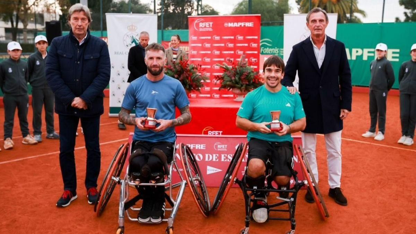 El jugador vigués (derecha) posa junto a su compañero y a las autoridades en el club hispalense.