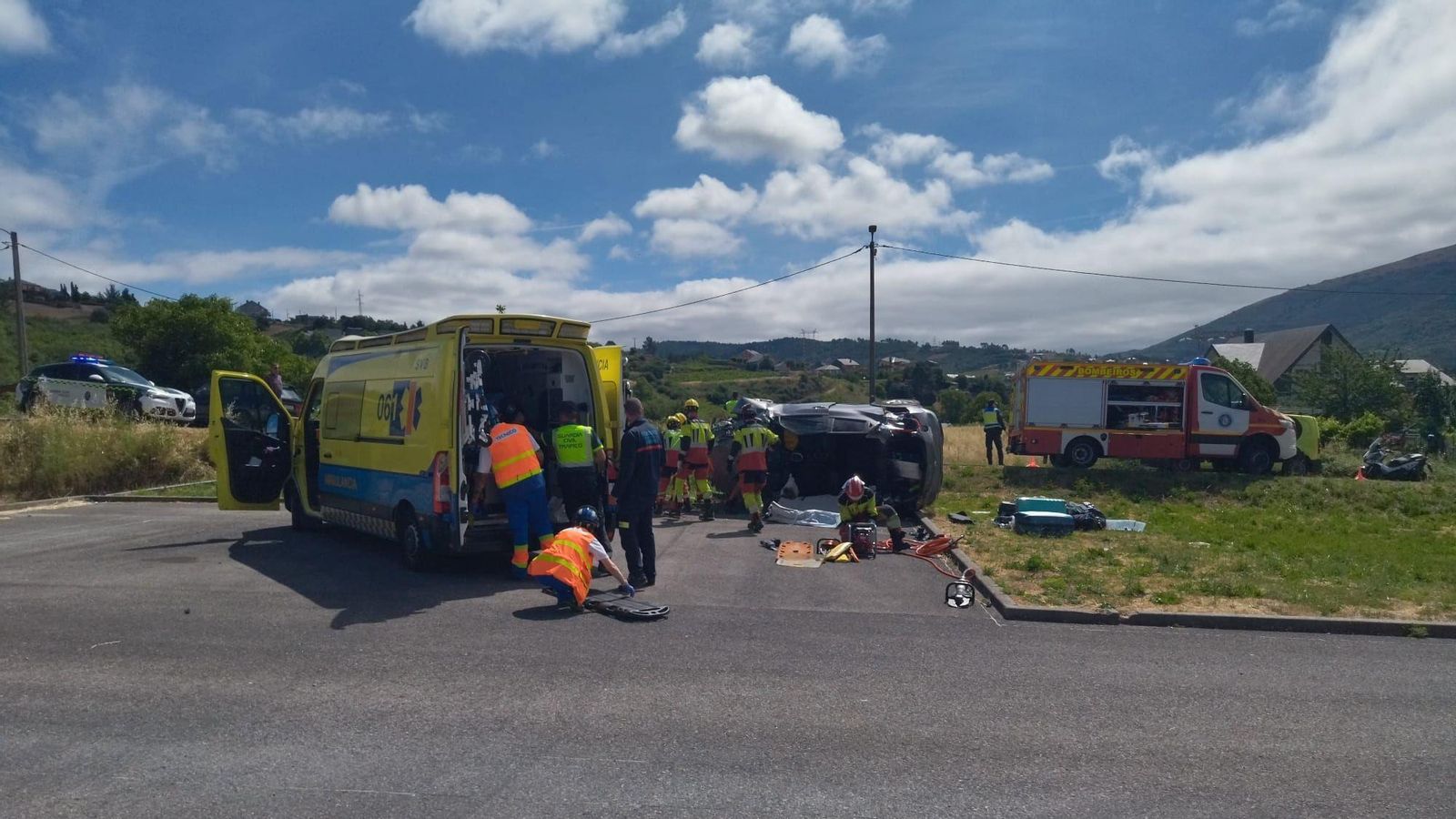 El despliegue por el accidente de la mujer en O Barco.