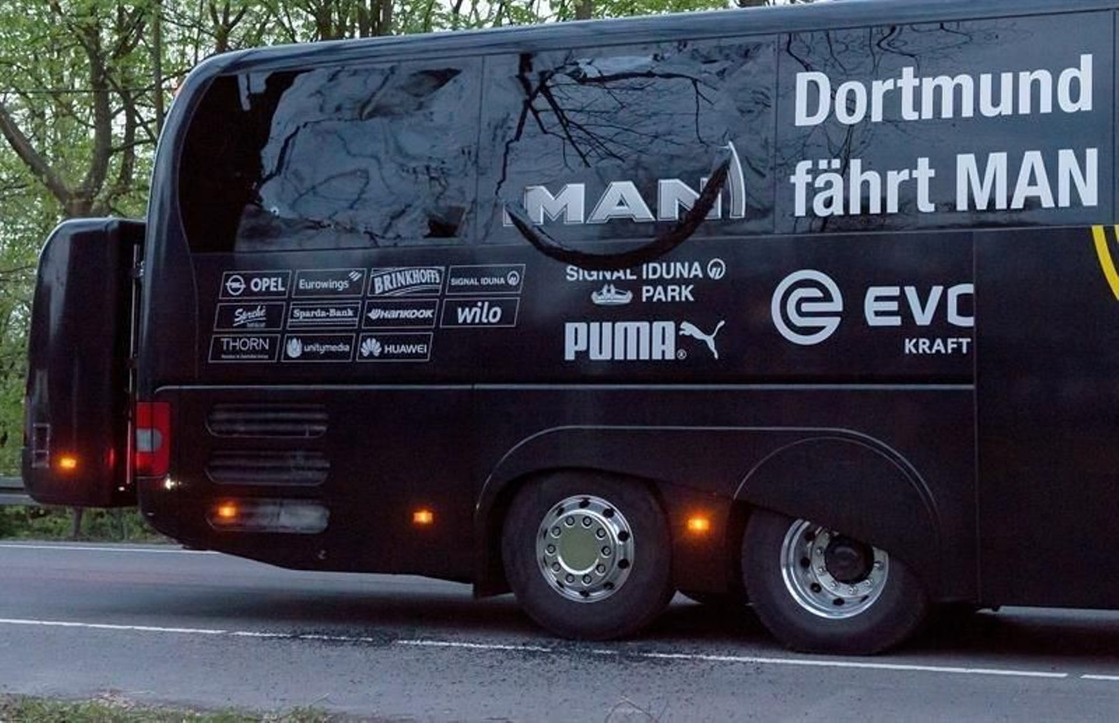 Así quedó el bus del Dortmund tras la explosión 2