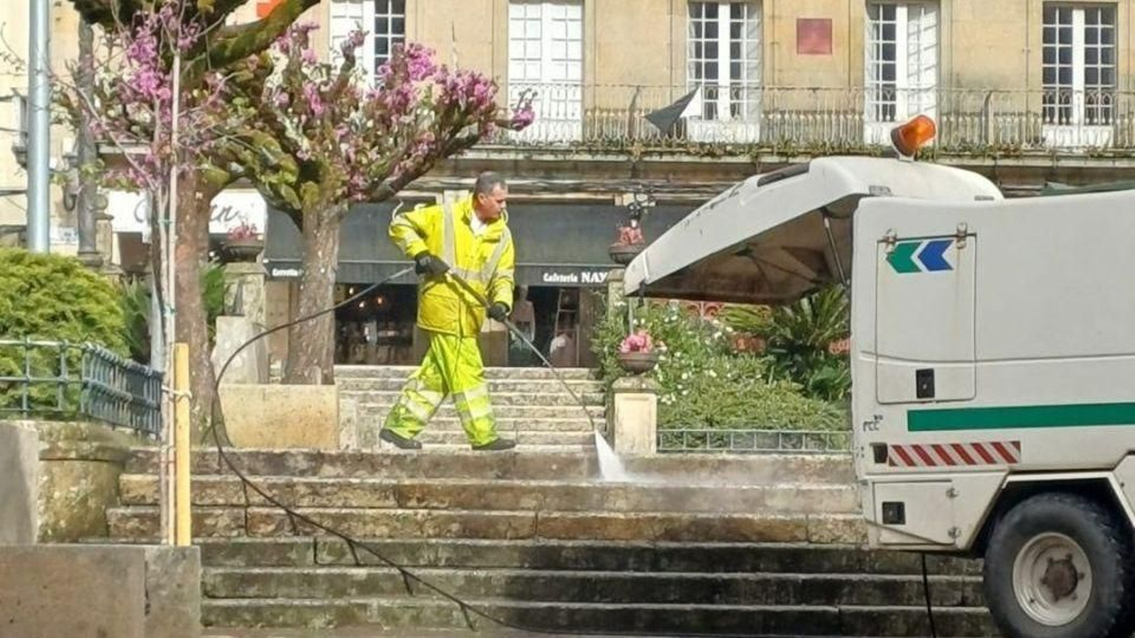 Un trabajador realizando limpieza en la Praza Maior de Carballiño.