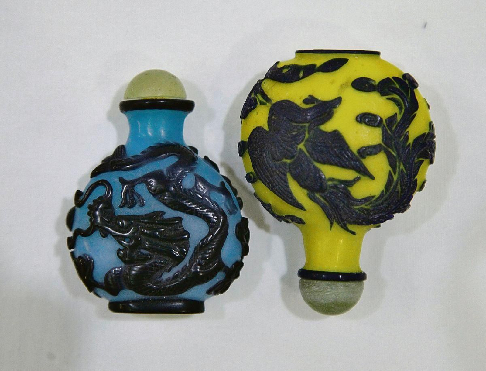 En cristal con colores yuxtapuestos.