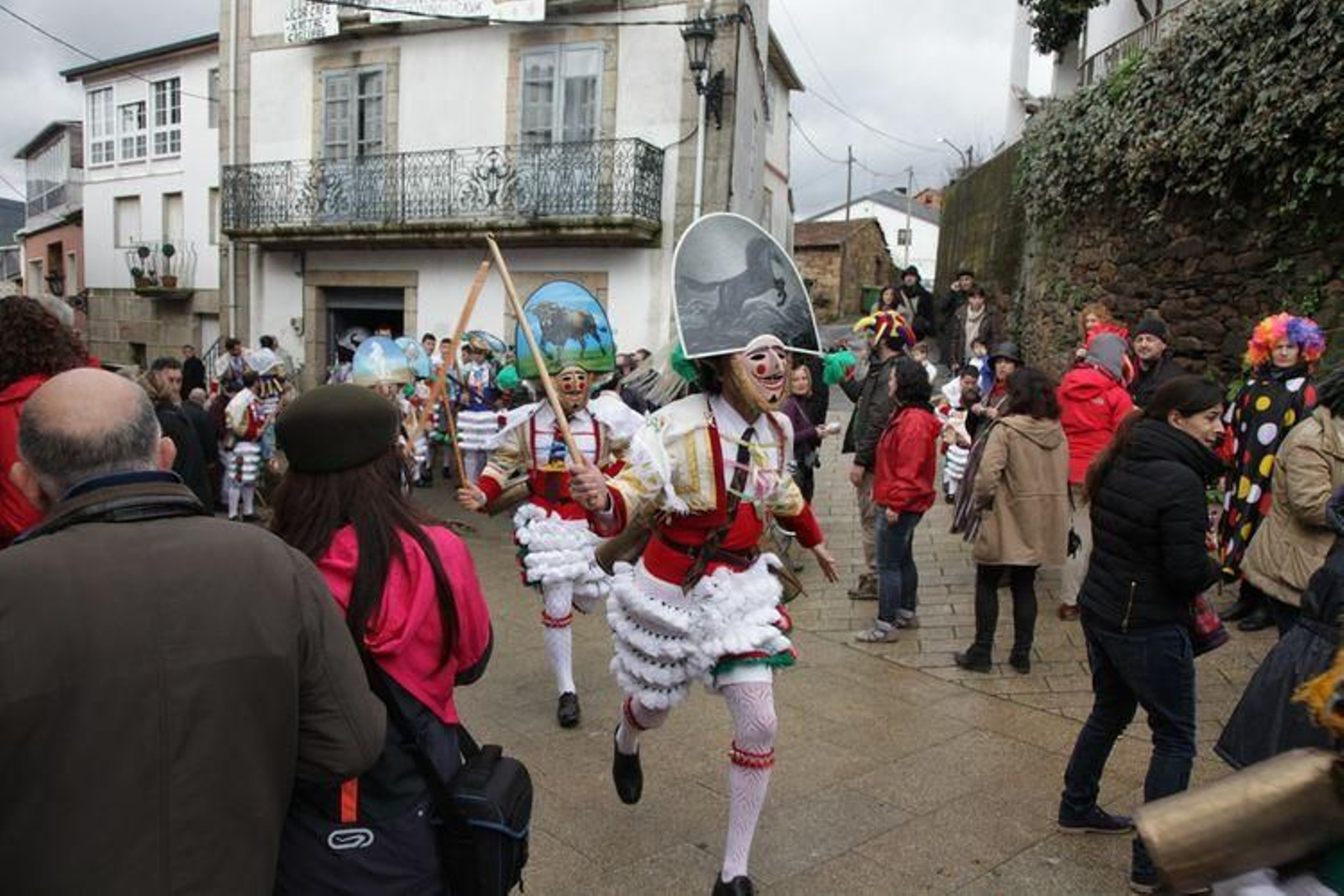 Laza recibe a los peliqueiros con bica y licor café