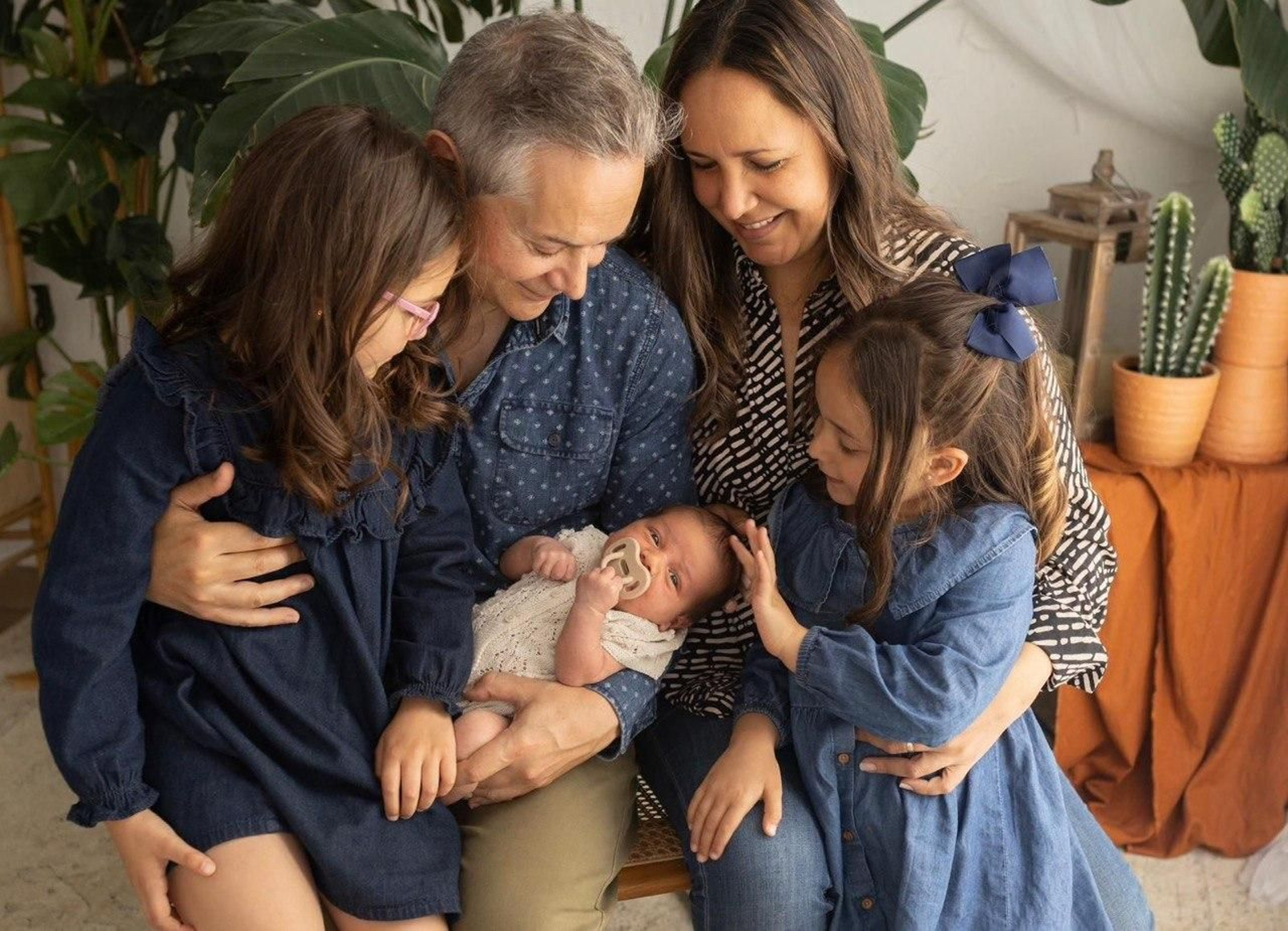 Enrique Mallón, de Asime, y su mujer, Ane, con sus hijas Celia y Rocío y el recién nacido, Enrique Miguel.