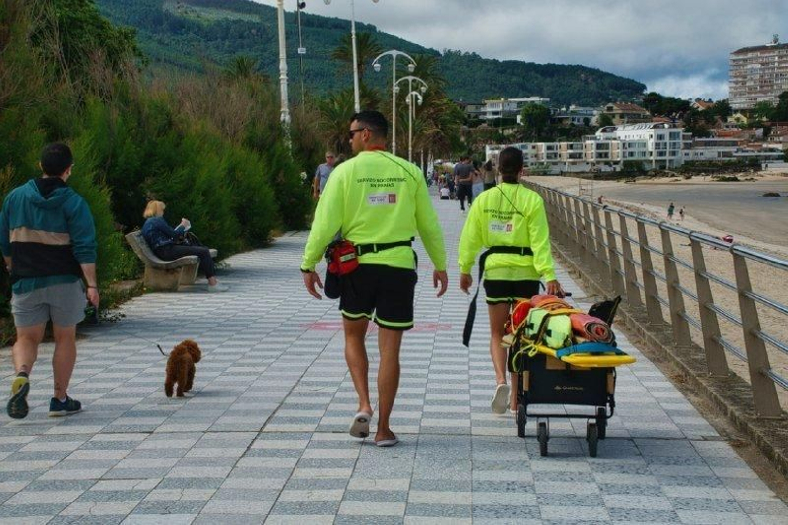 Dos socorristas del servicio de salvamento municipal en las playas.