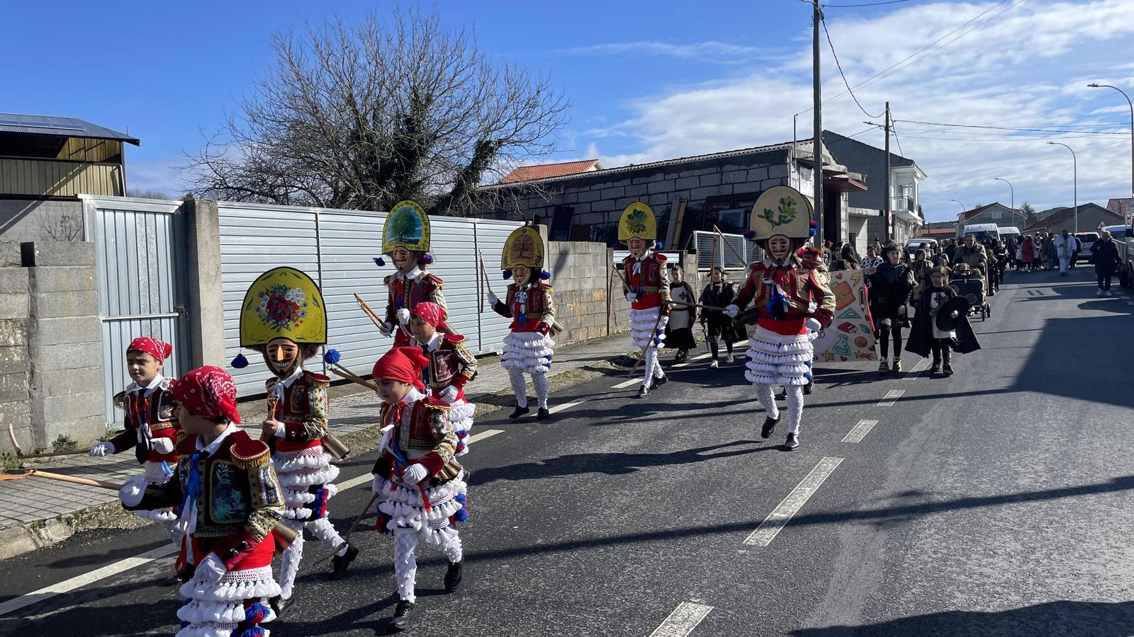 Zarramoncalleiros pequenos e maiores correron e abrion o desfile infantil polas rúas da vila.