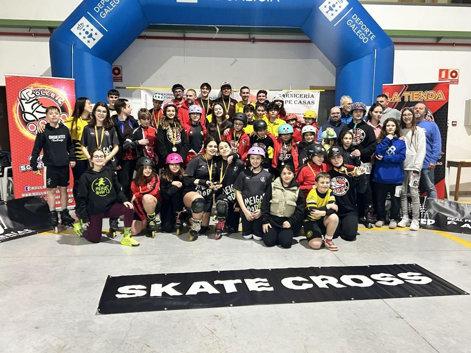 Foto de familia con los participantes en la competición que demuestra el buen ambiente con el que se desarrolló el evento en Pereiro de Aguiar.