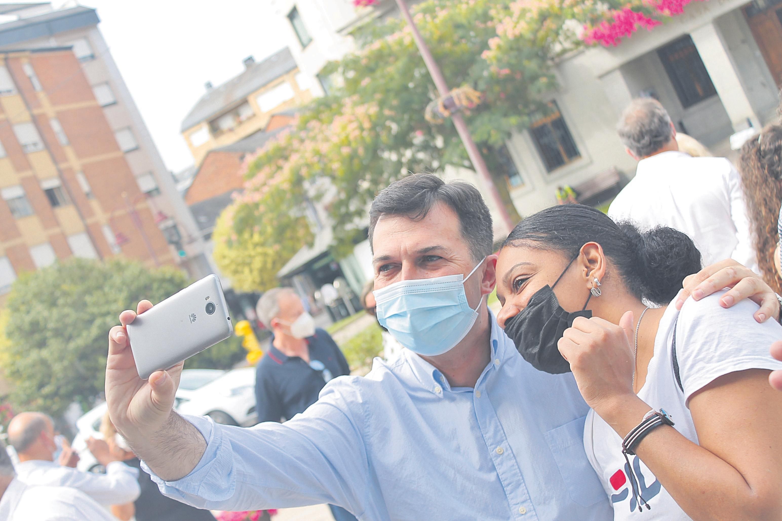 Gonzalo Caballero haciéndose un selfie con una barquense. (Isaac Cruz)