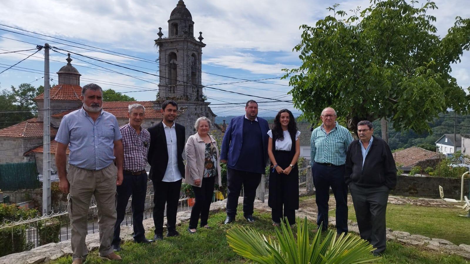 Xosé Miguel Pérez Blecua, con miembros de la corporación municipal, a la salida del consistorio de San Xoán de Río.