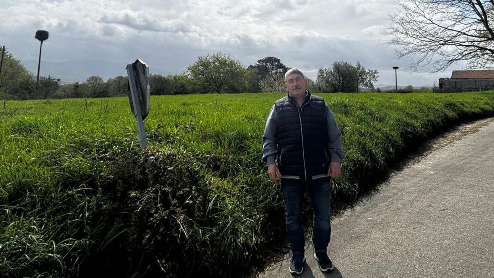 Manuel Cid con el Nido Real a su derecha y el más antigüo a su izquierda.