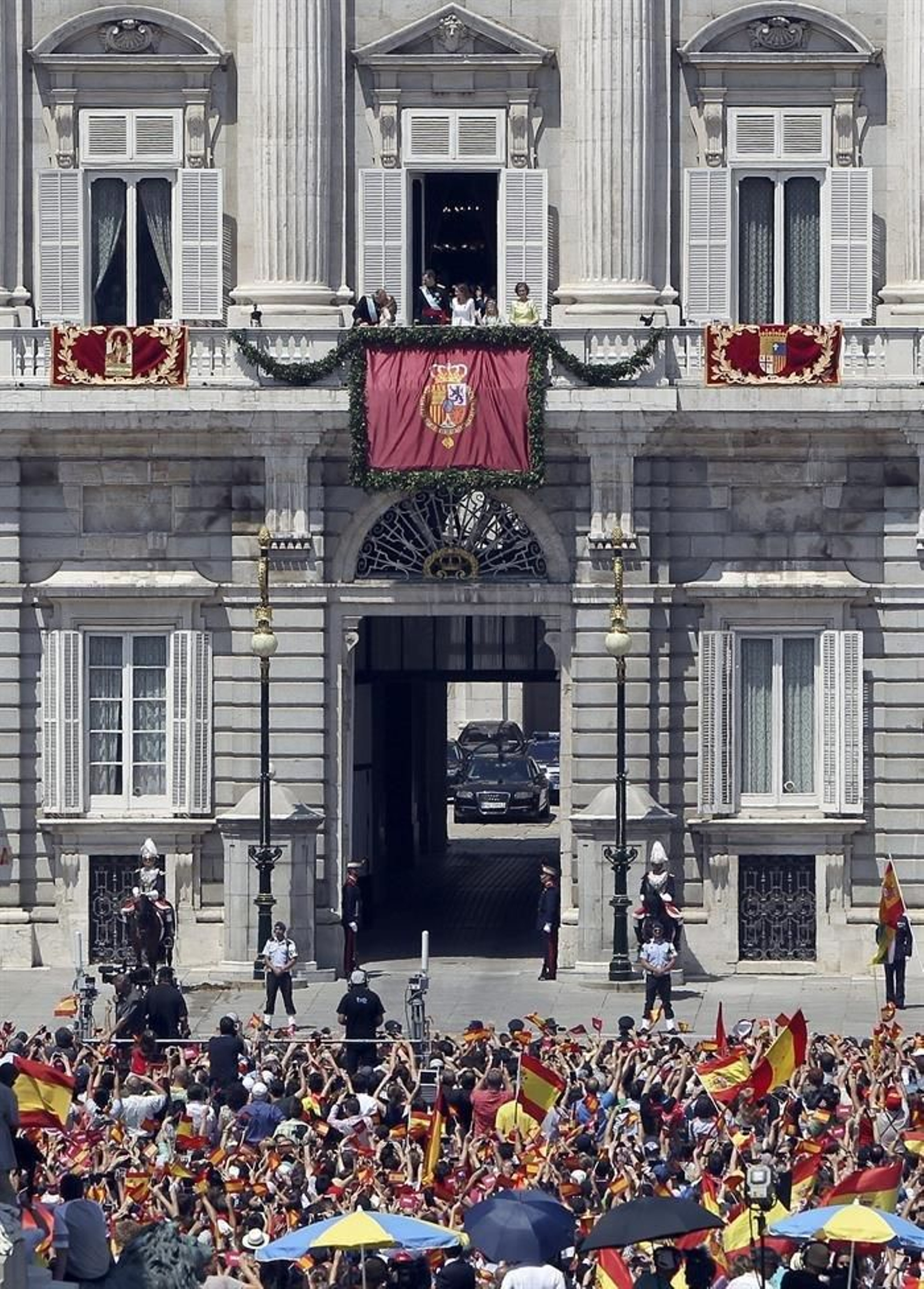El Rey Felipe VI y la Reina Letizia, acompañados de sus hijas la princesa Leonor y la infanta Sofía y los Reyes Don Juan Carlos y Doña Sofía, han salido al balcón central del Palacio Real