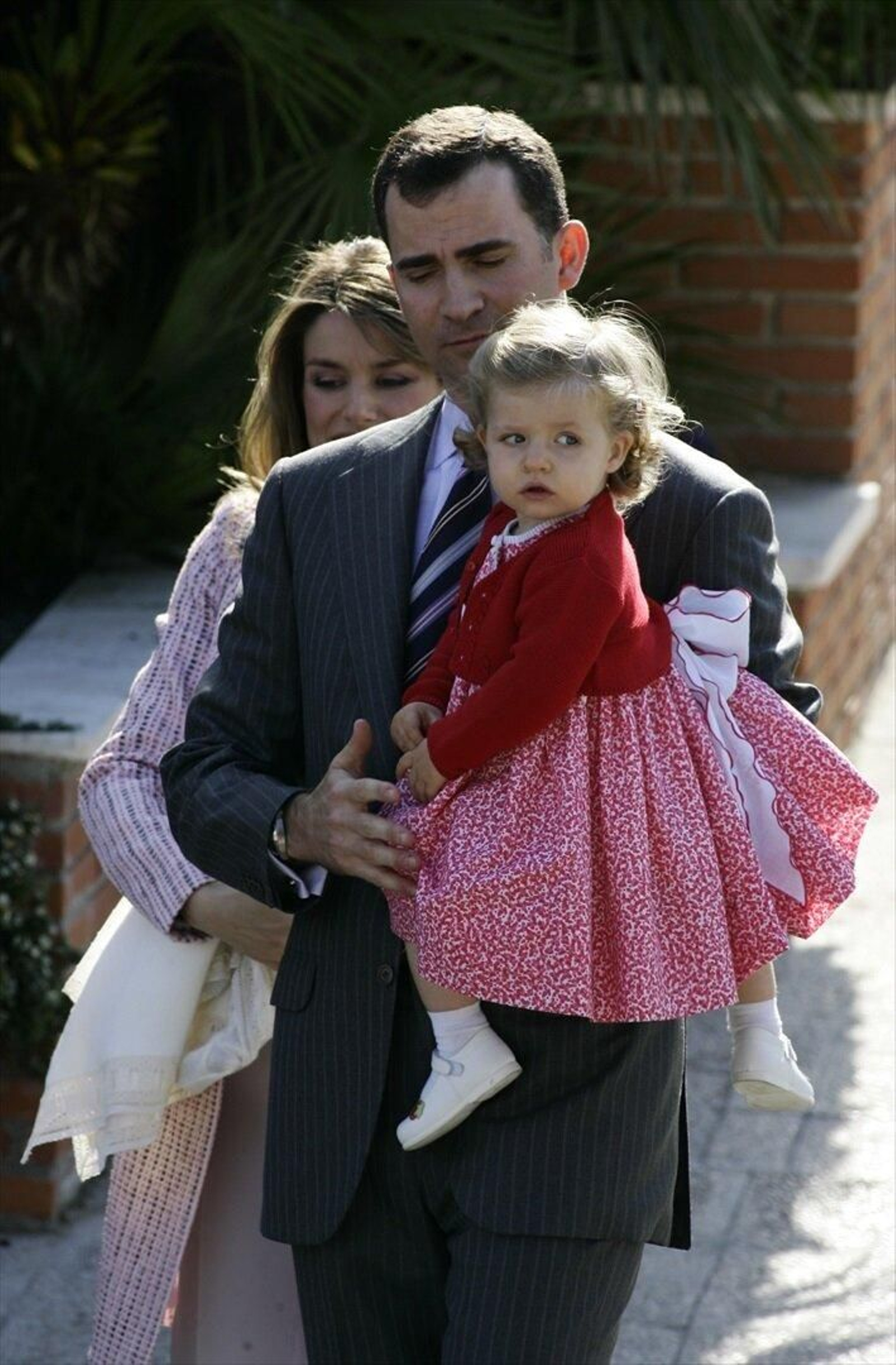 Los Reyes de España abandonando la Clínica Ruber con la Princesa Leonor tras el nacimiento de la infanta Sofía en 2007.