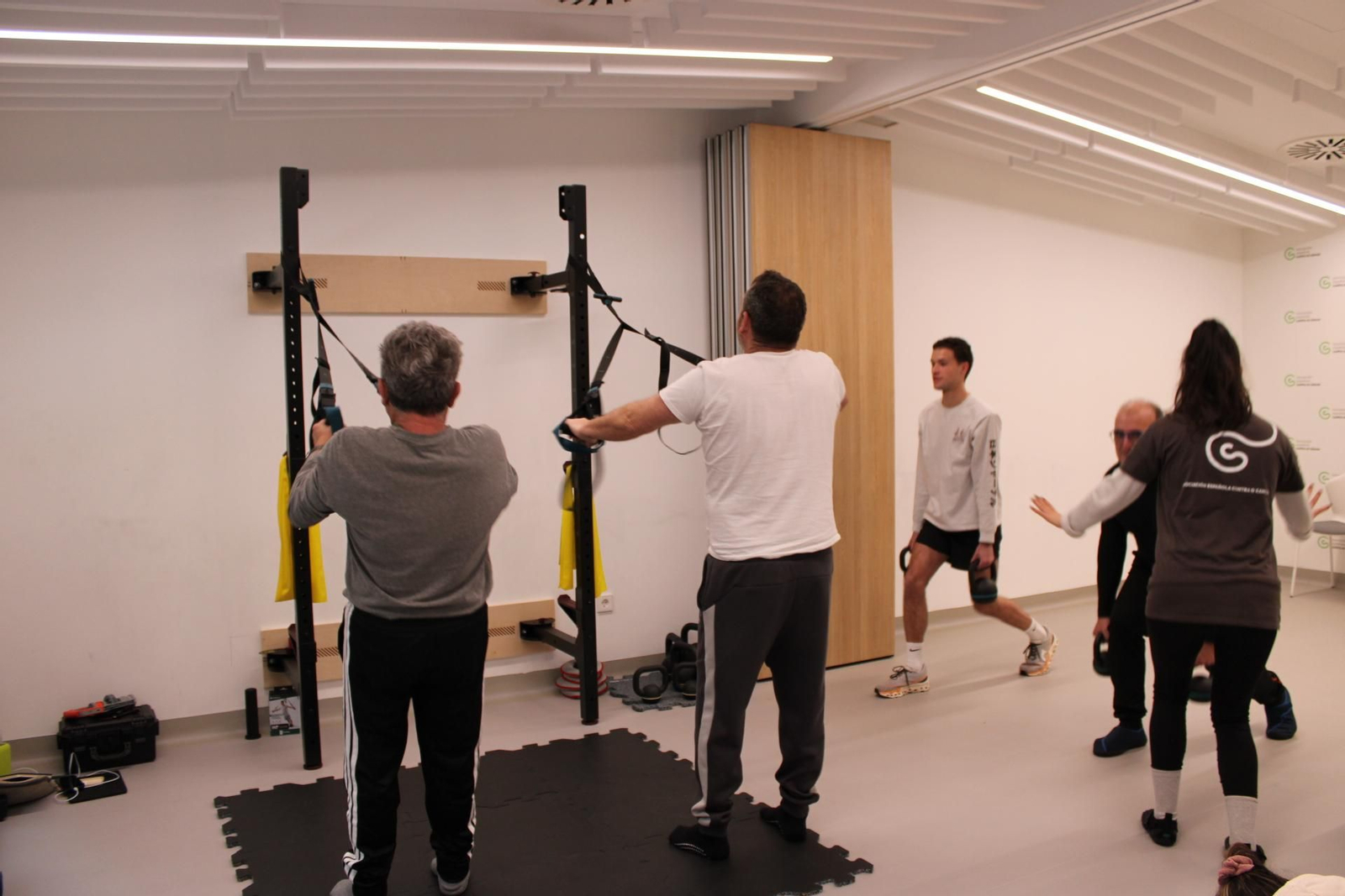 Las asociaciones de Vigo y Pontevedra introdujeron el ejercicio físico oncológico en su sede.